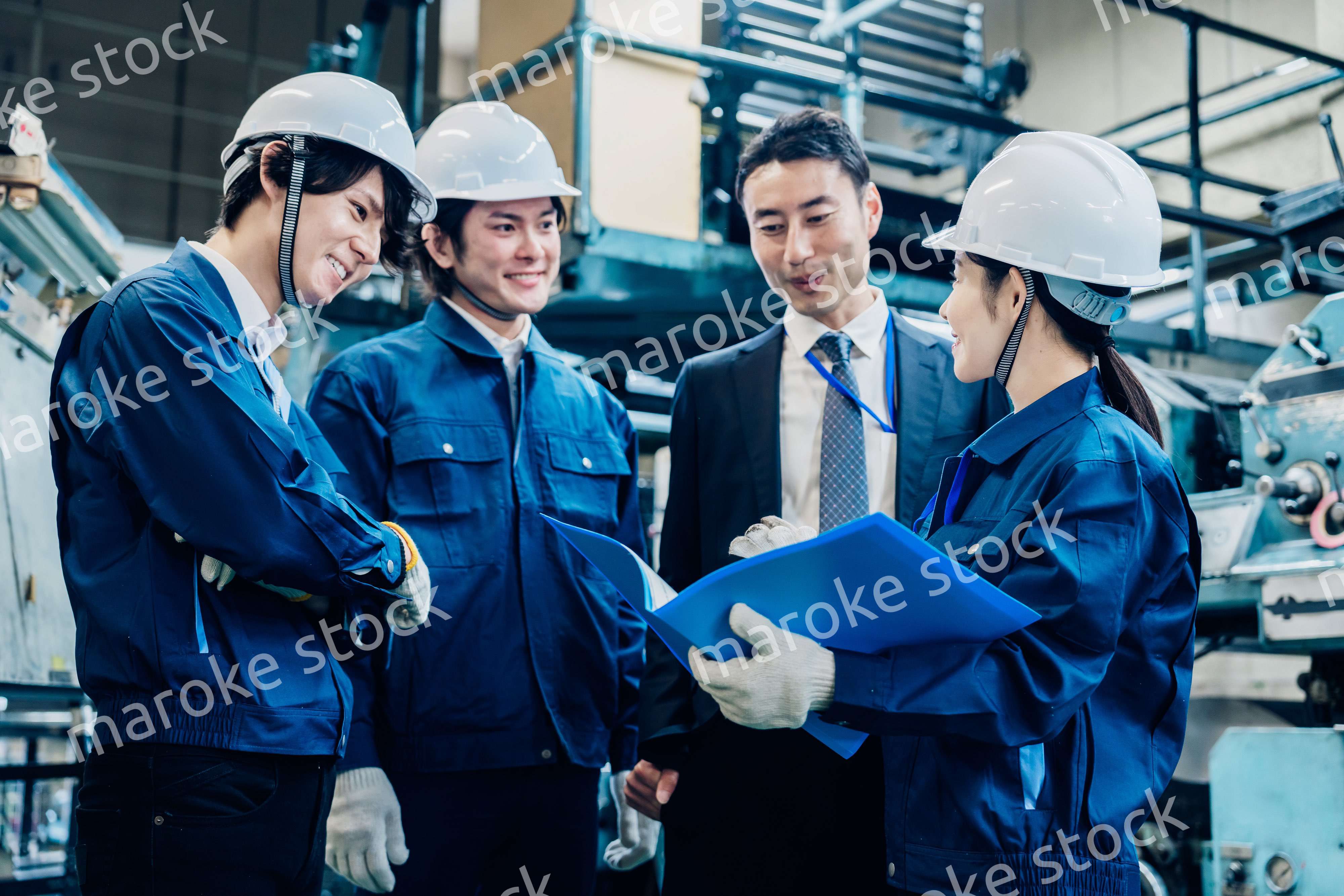 工場で資料を確認する労働者