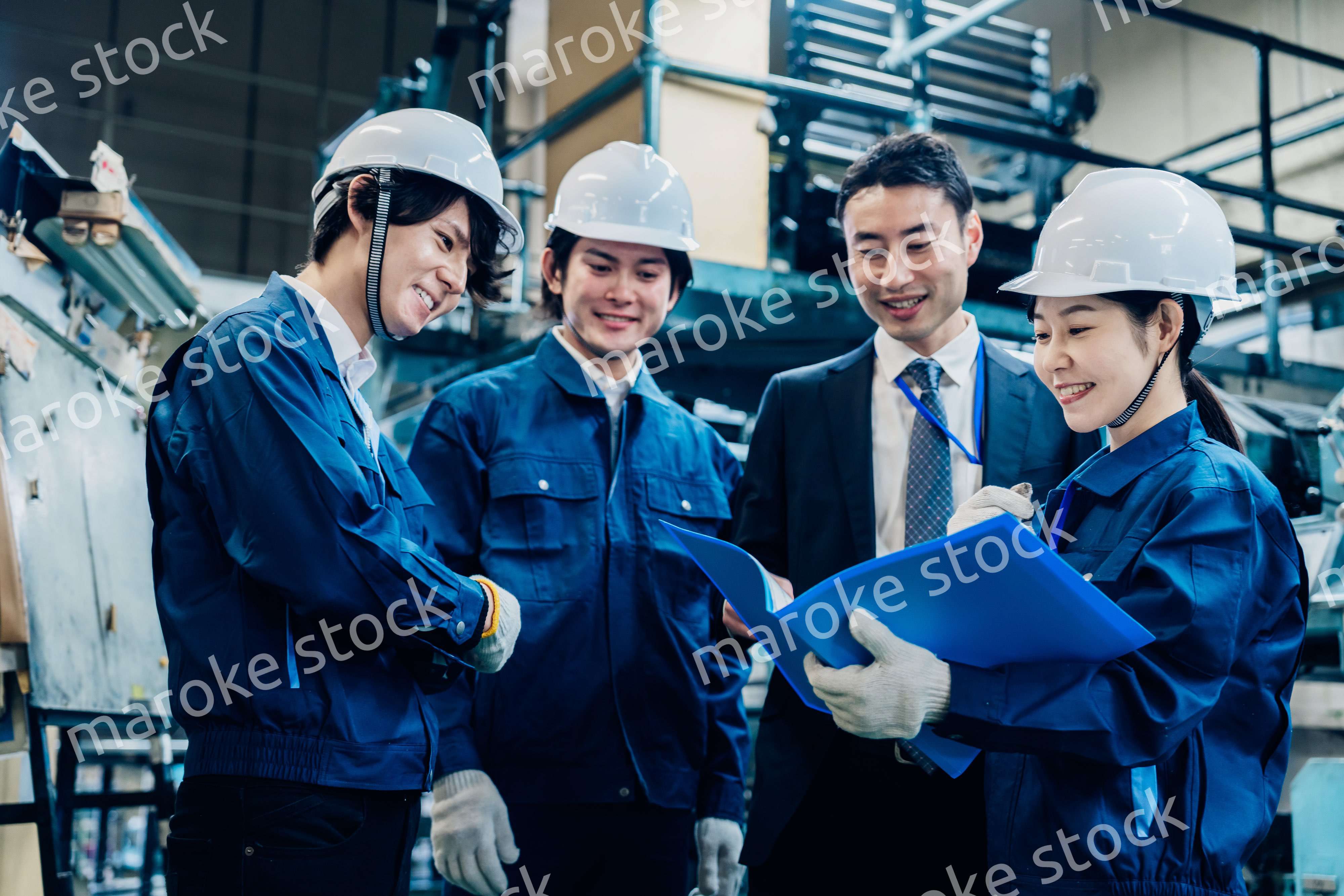 工場で資料を確認する労働者