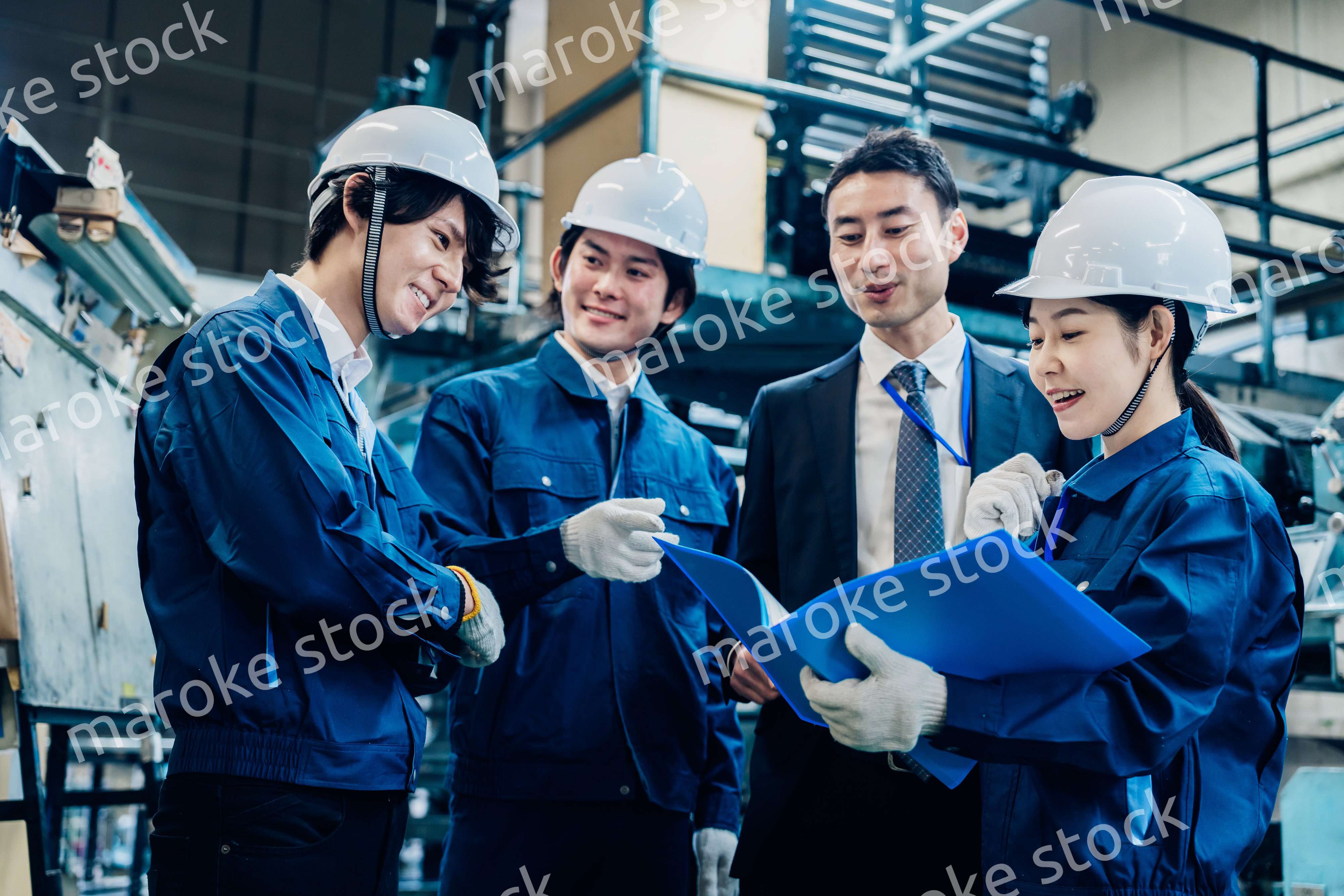 工場で資料を確認する労働者