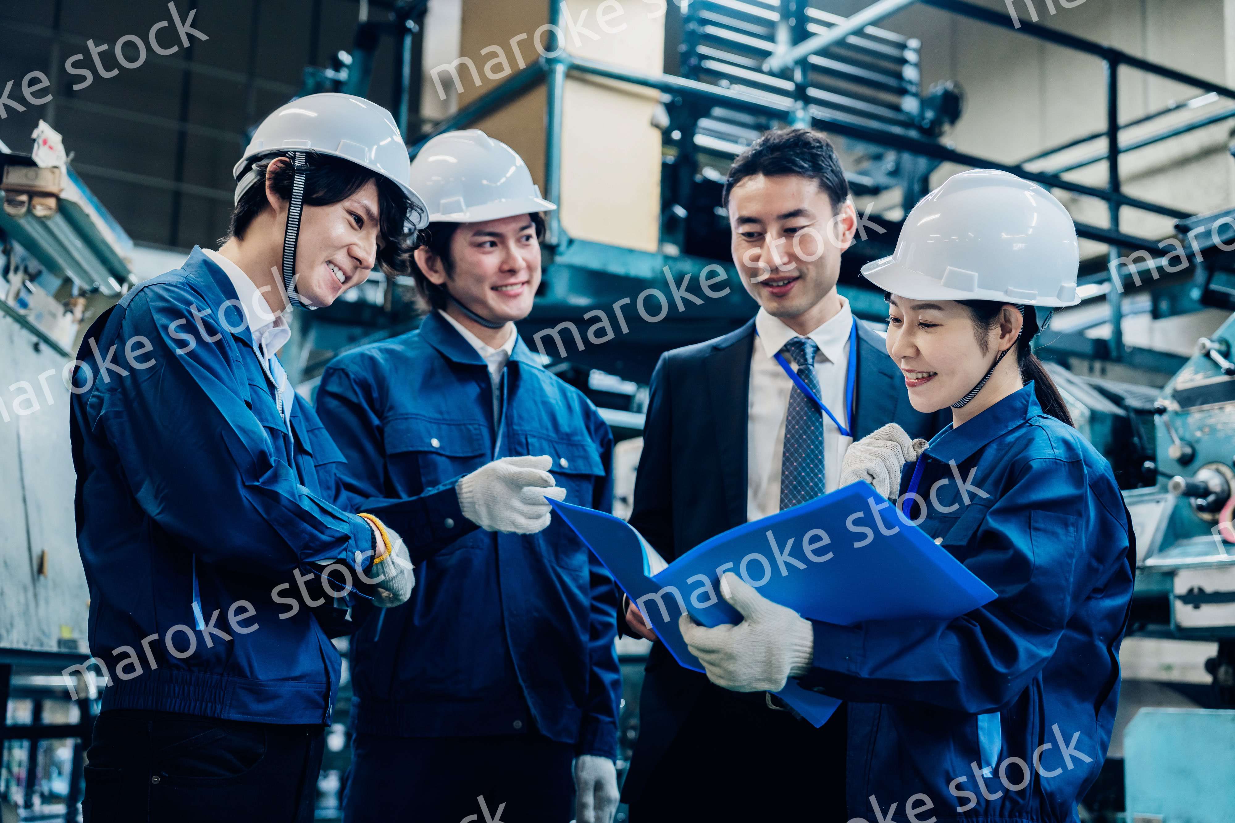 工場で資料を確認する労働者