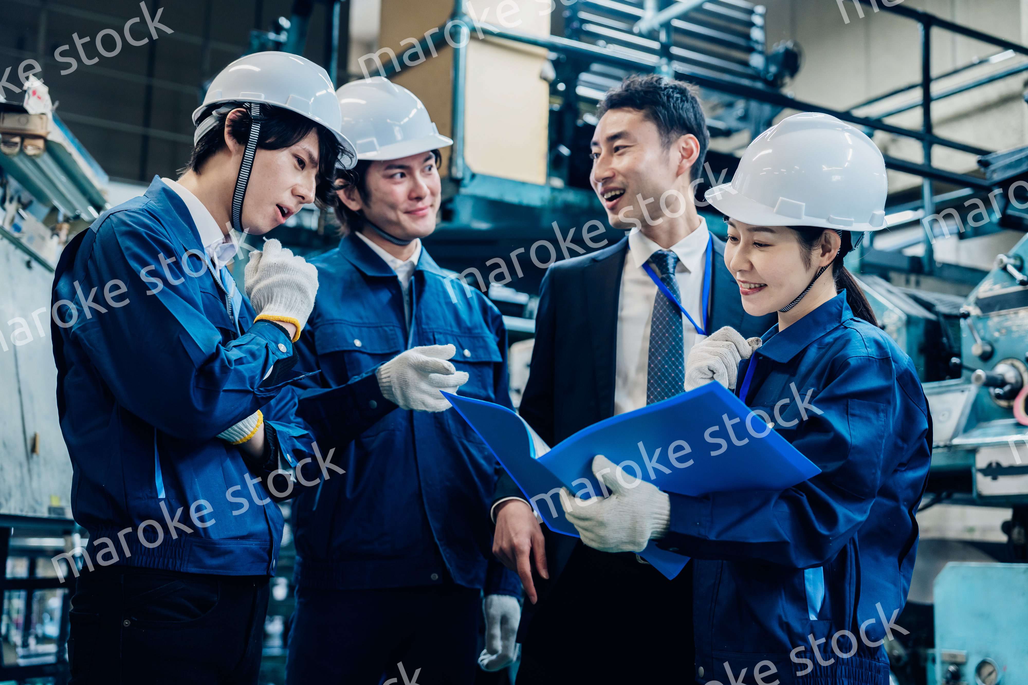 工場で資料を確認する労働者