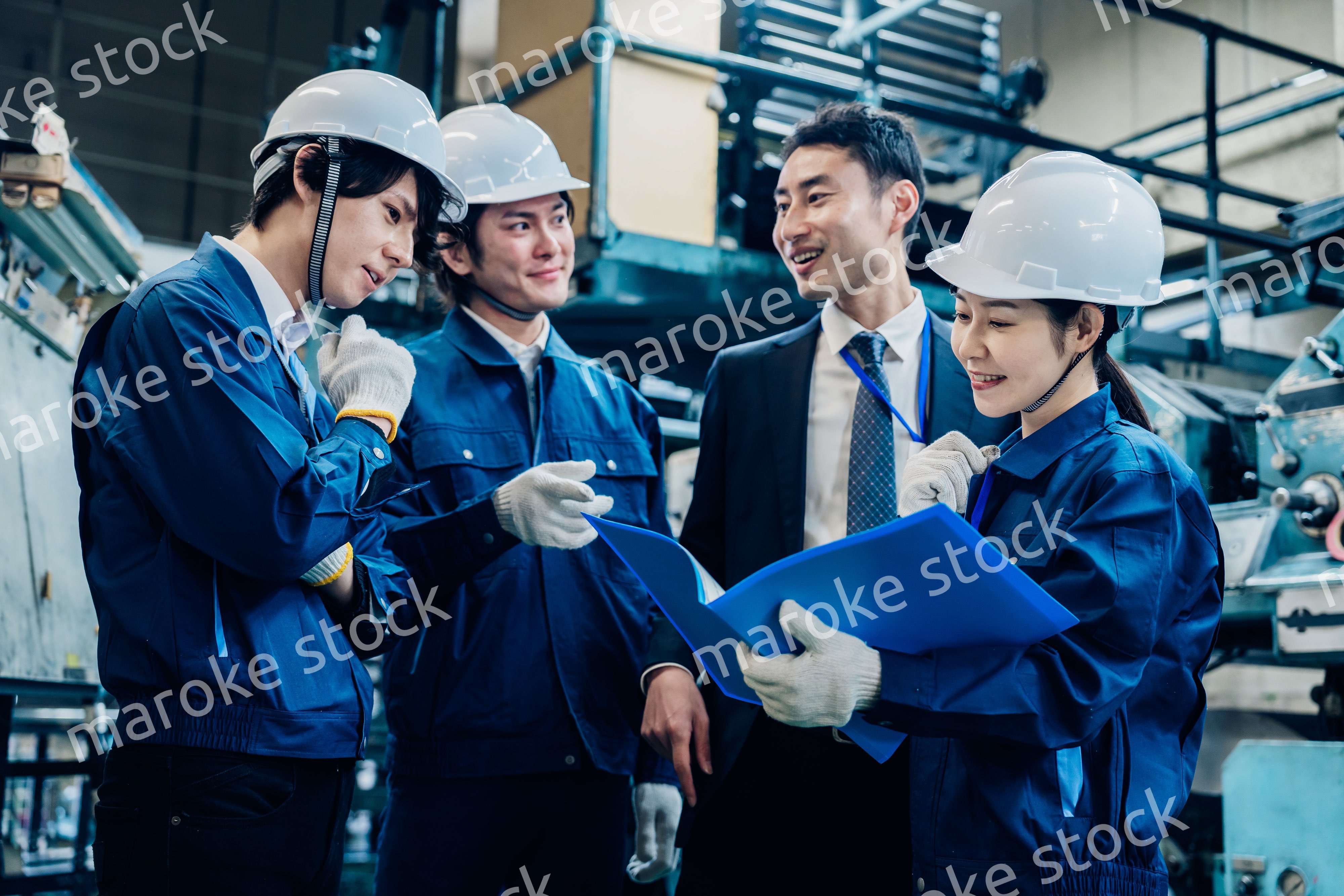 工場で資料を確認する労働者