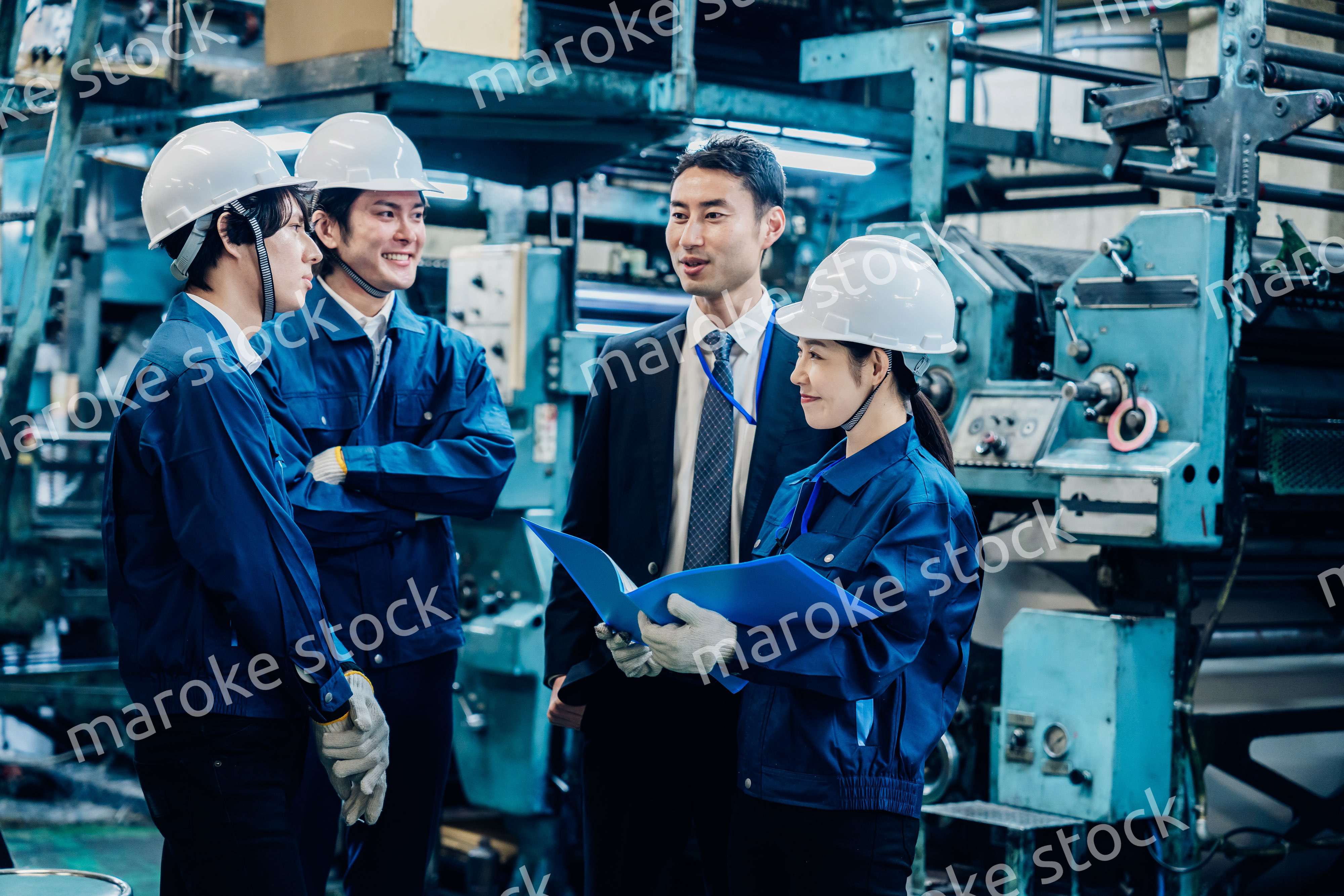 工場で資料を確認する労働者