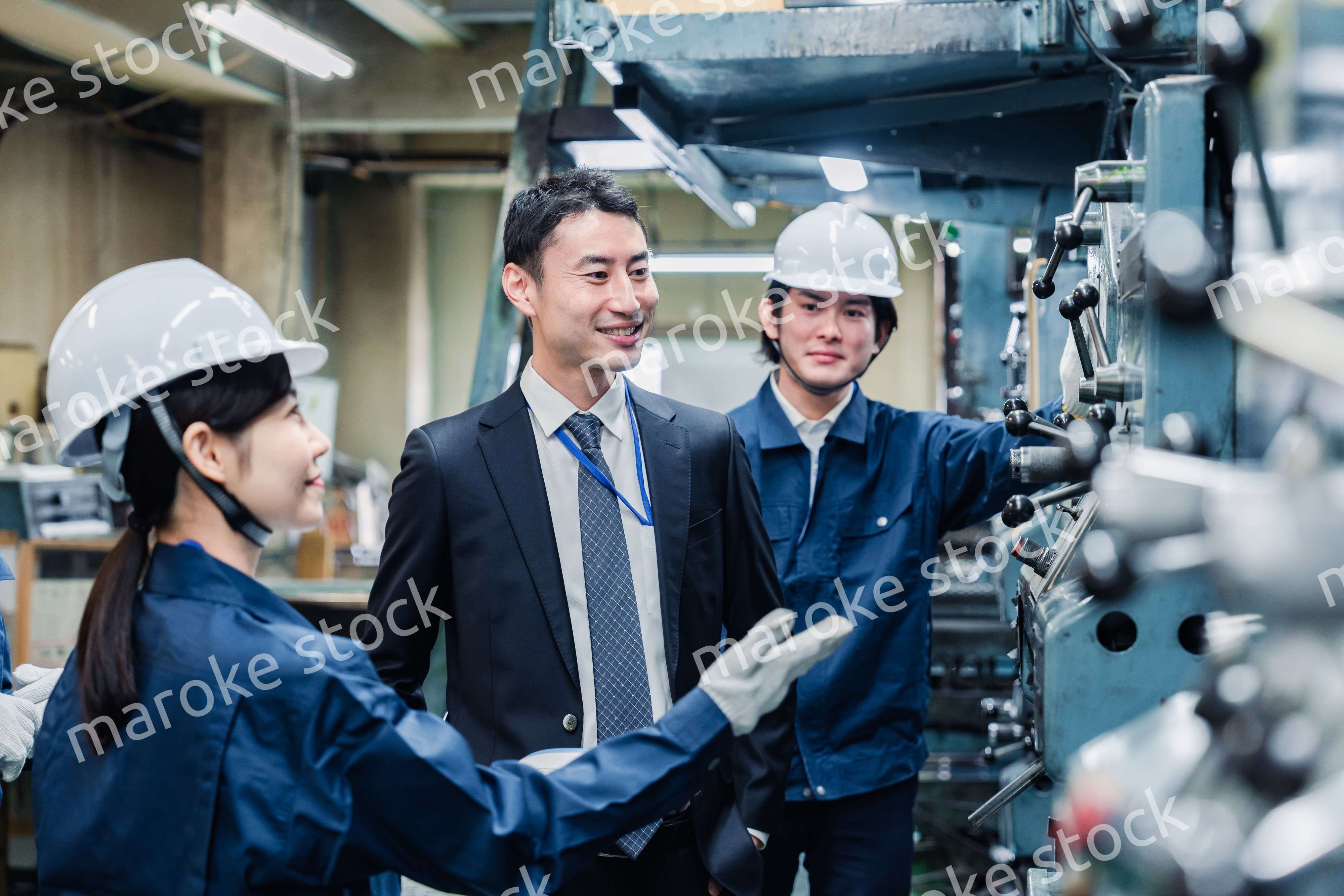 工場を視察するビジネスマン