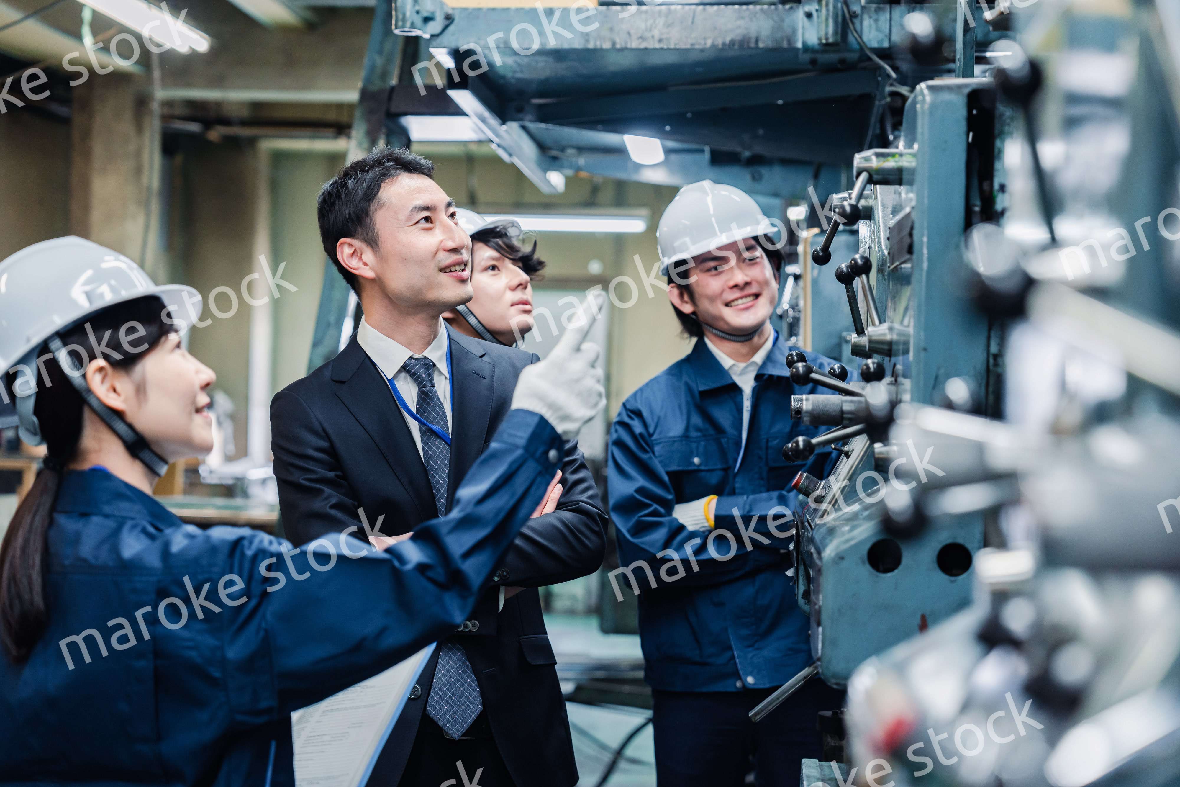 工場を視察するビジネスマン