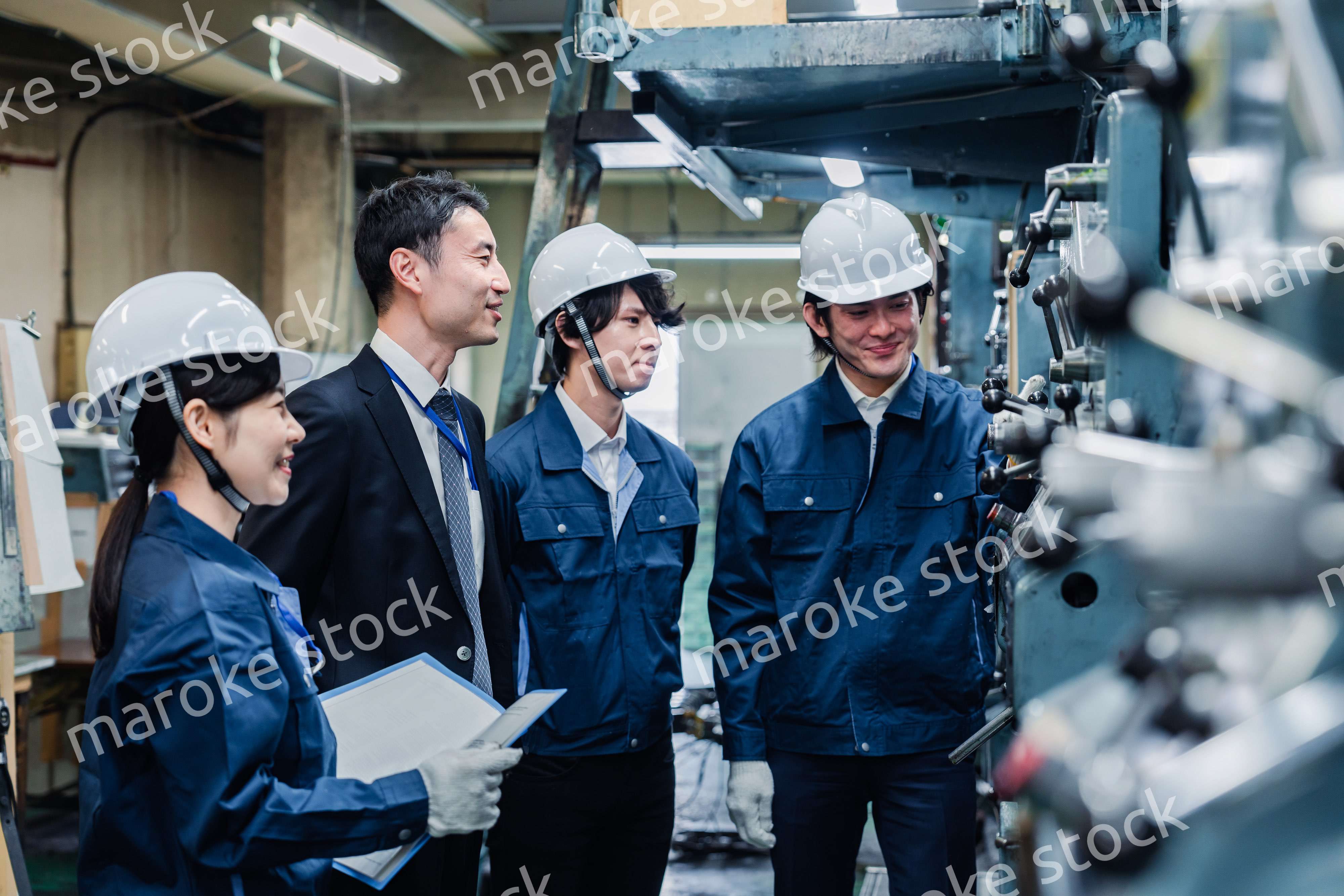工場を視察するビジネスマン