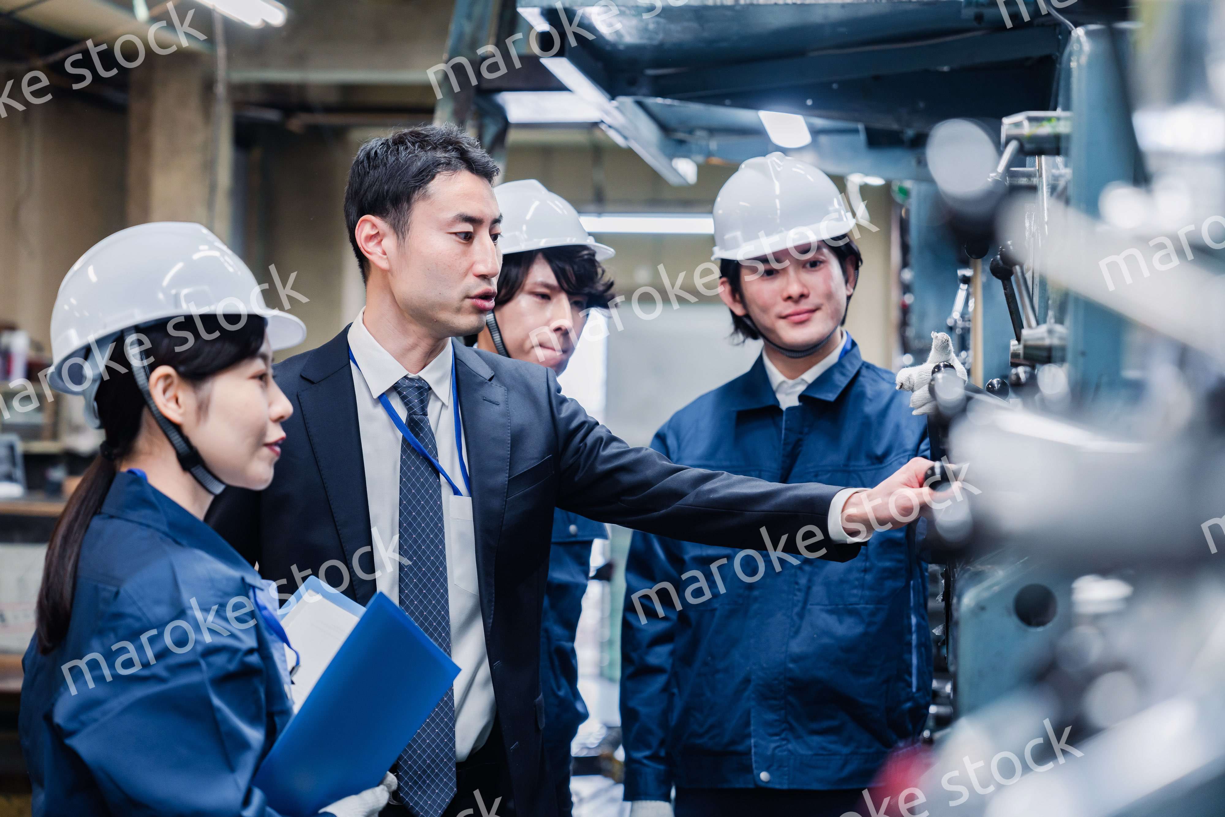 工場の効率化を指示する経営陣