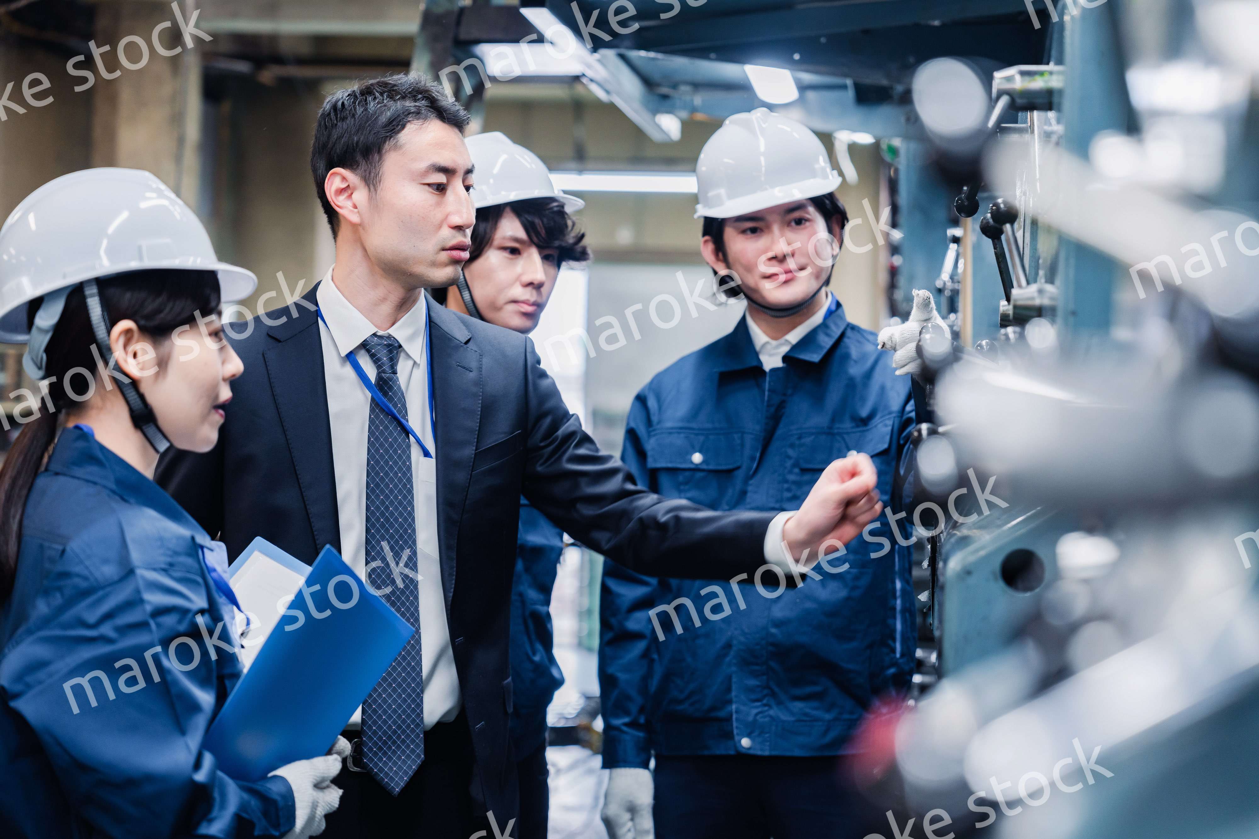 工場の効率化を指示する経営陣