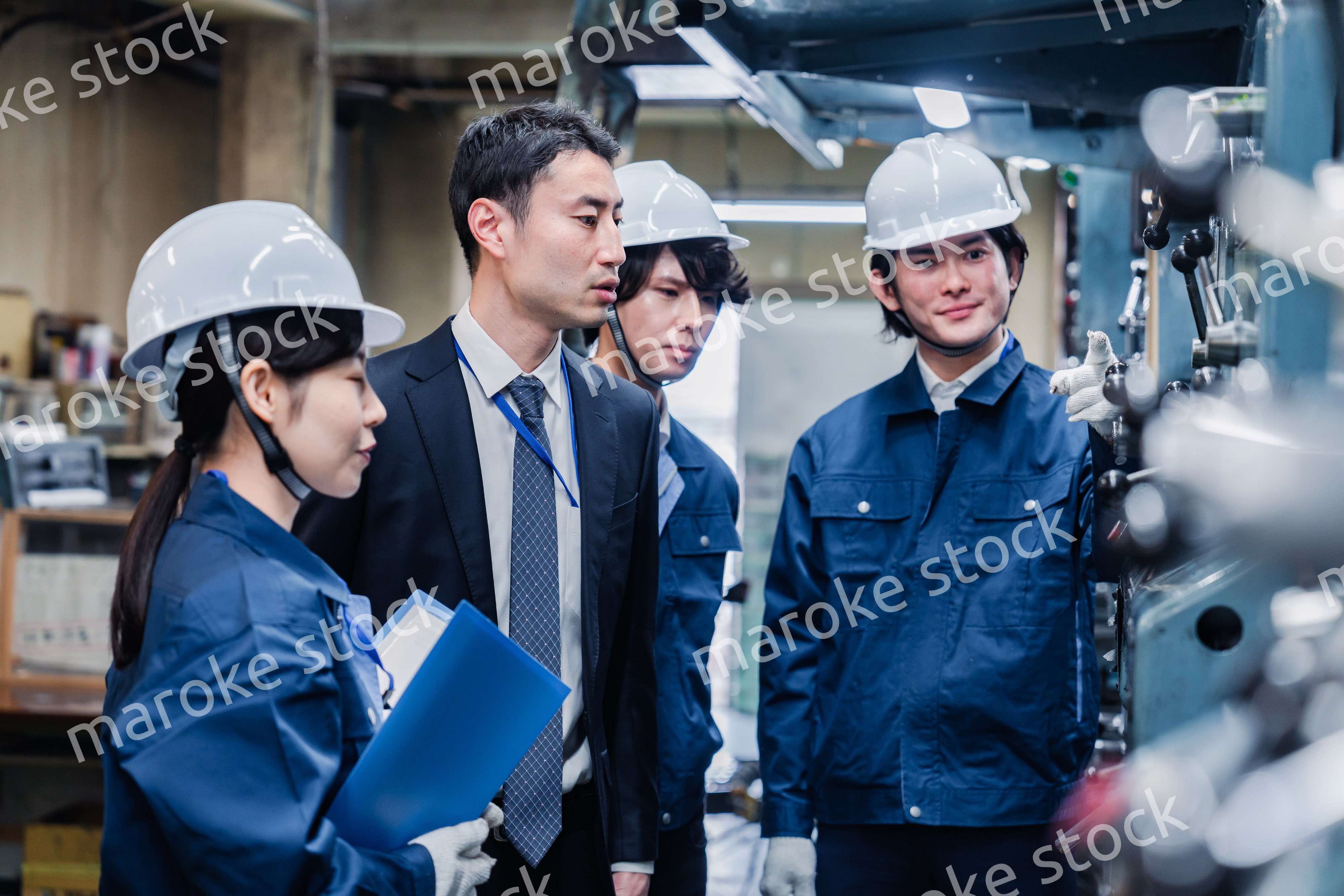 工場の効率化を指示する経営陣