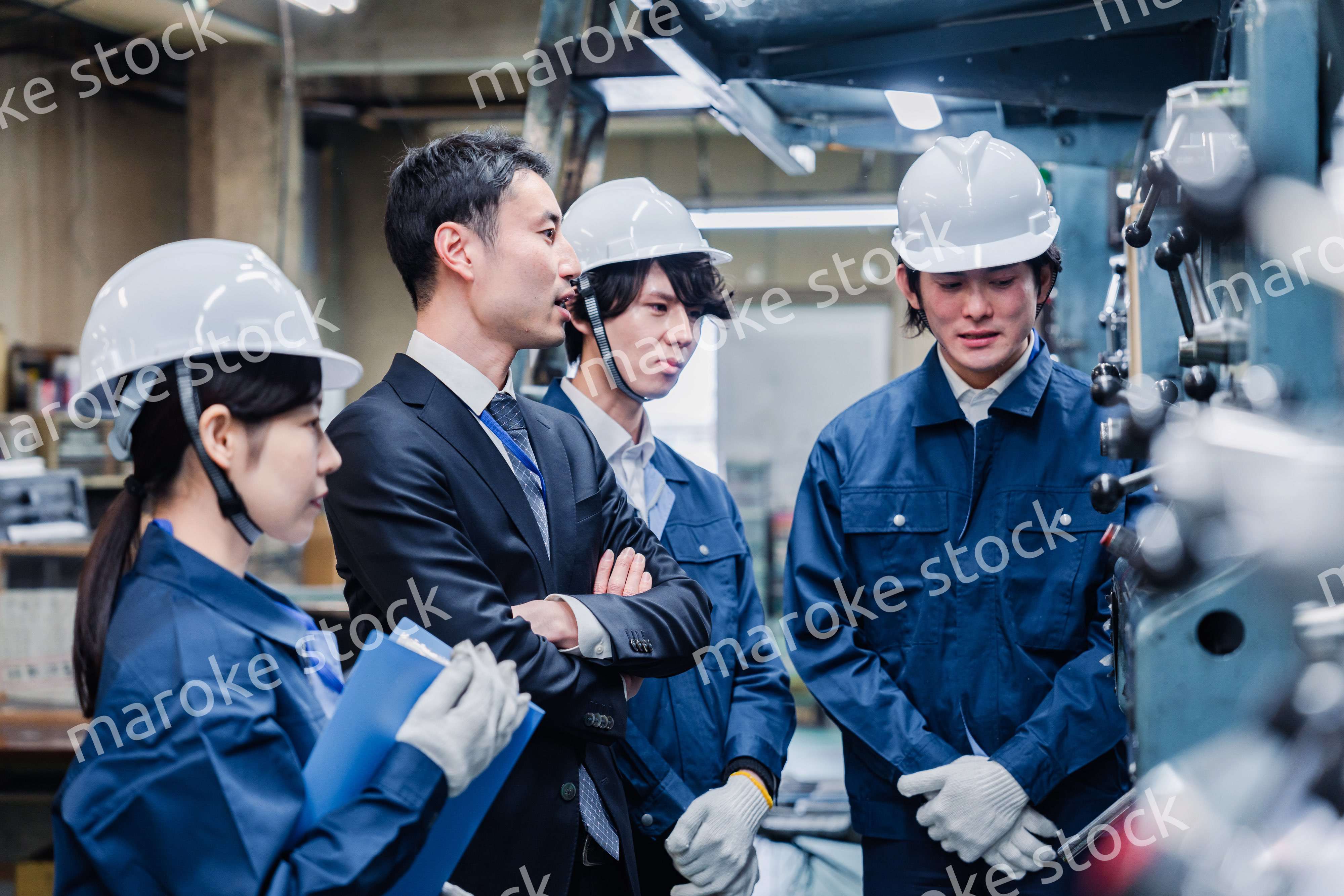 工場の効率化を指示する経営陣