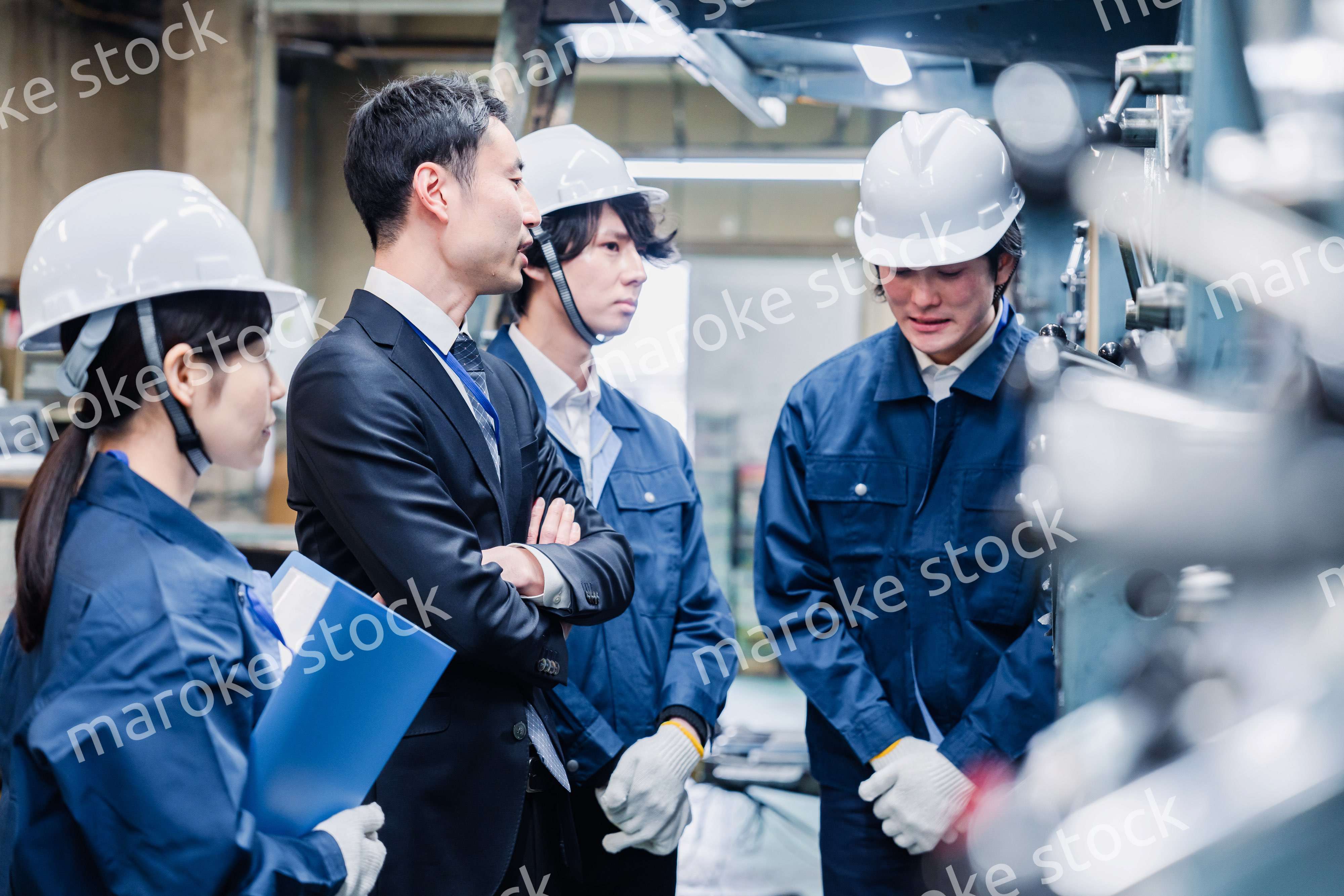 工場の効率化を指示する経営陣