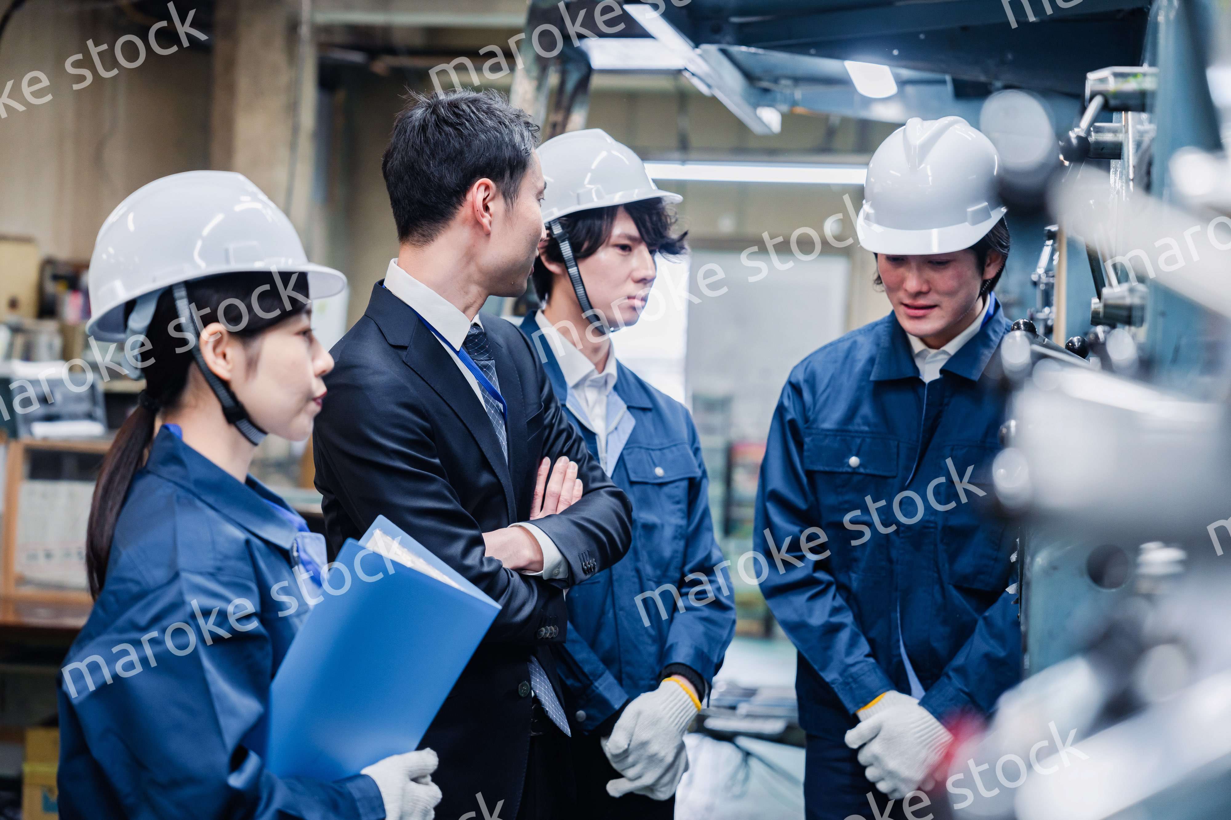 工場の効率化を指示する経営陣