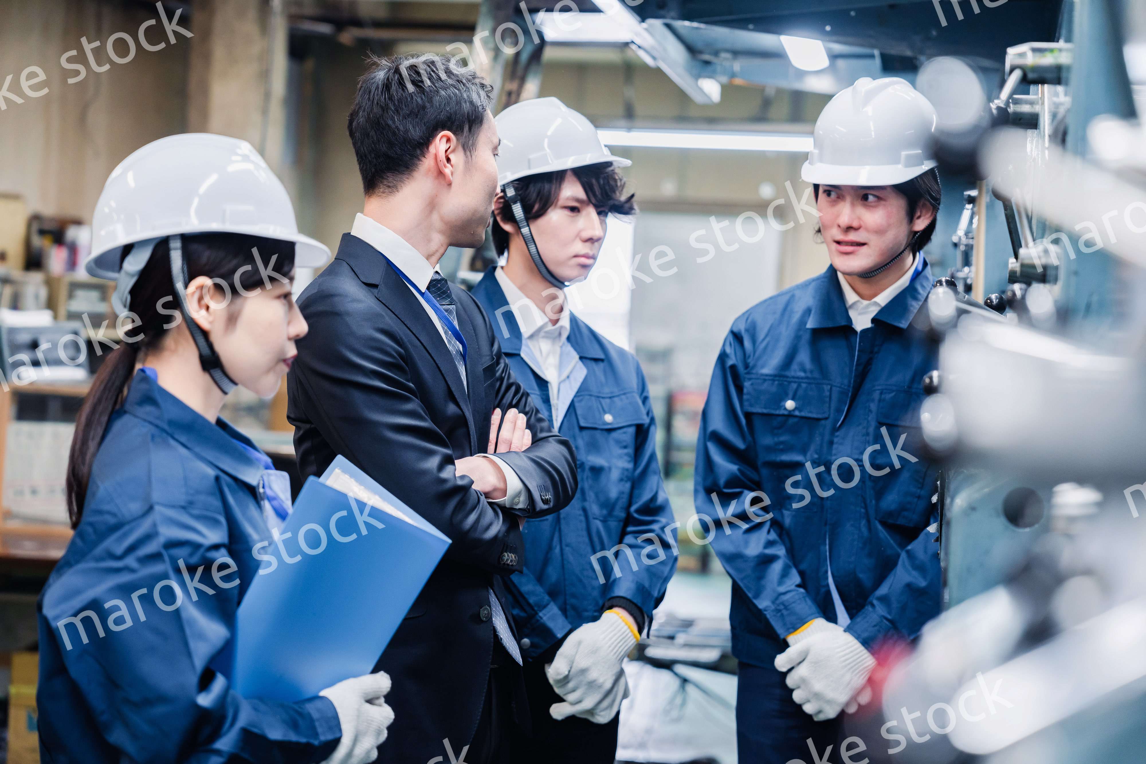 工場の効率化を指示する経営陣