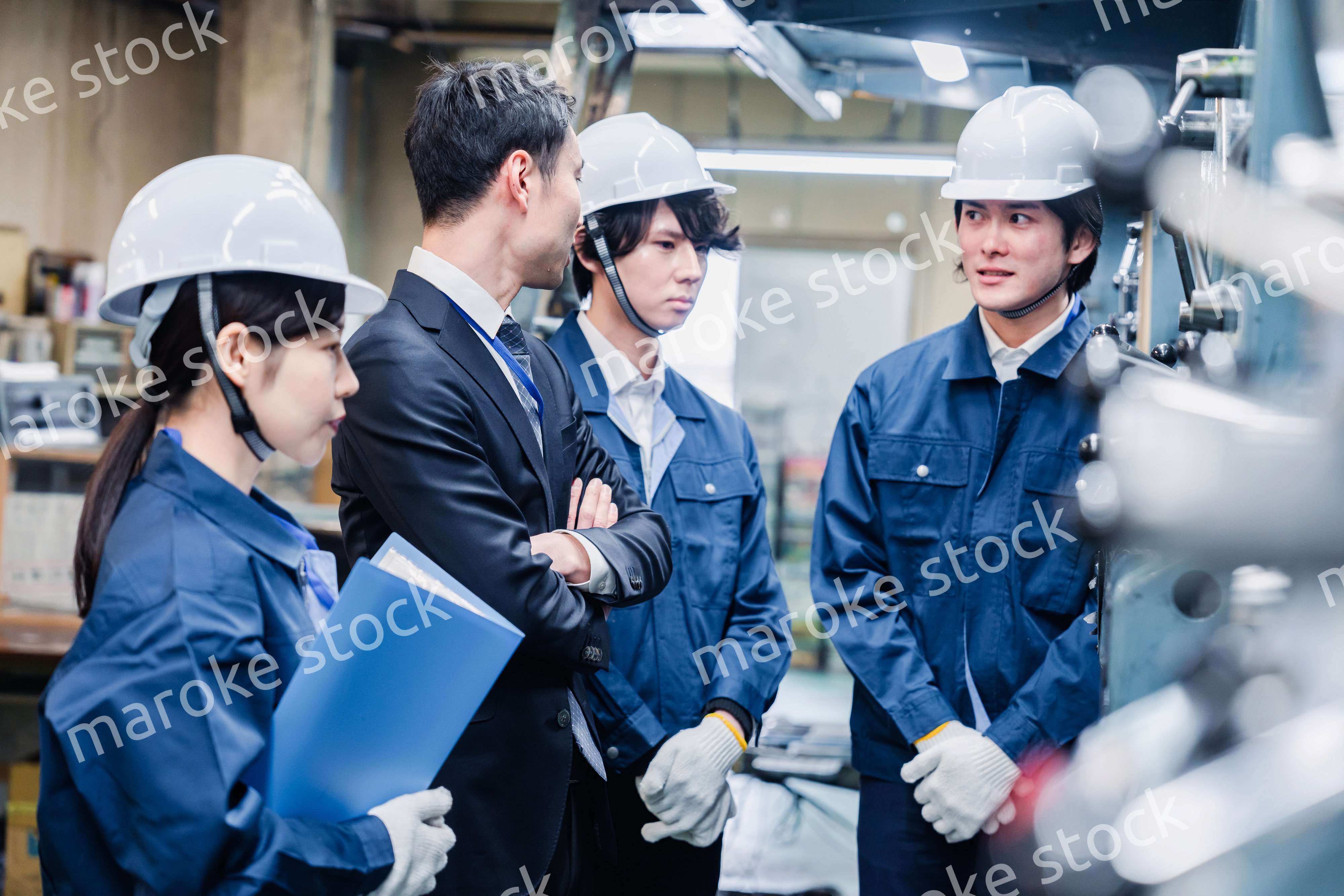 工場の効率化を指示する経営陣