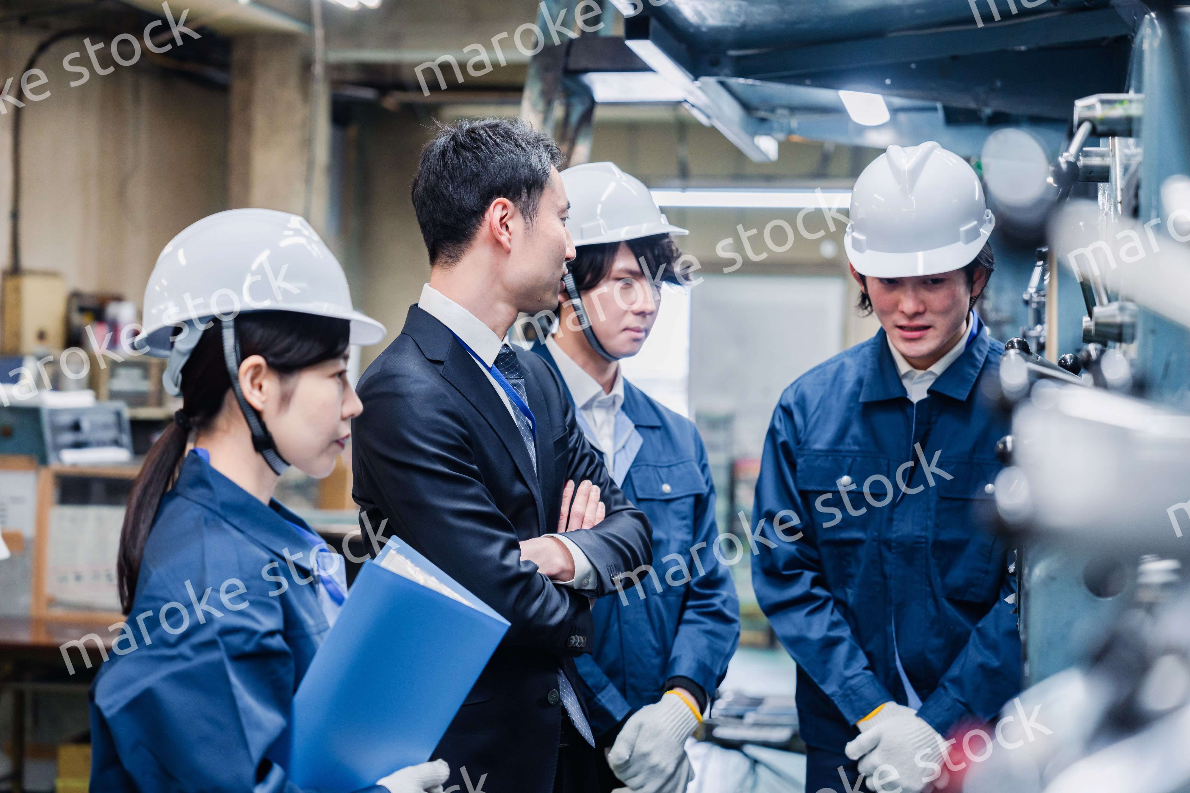 工場の効率化を指示する経営陣