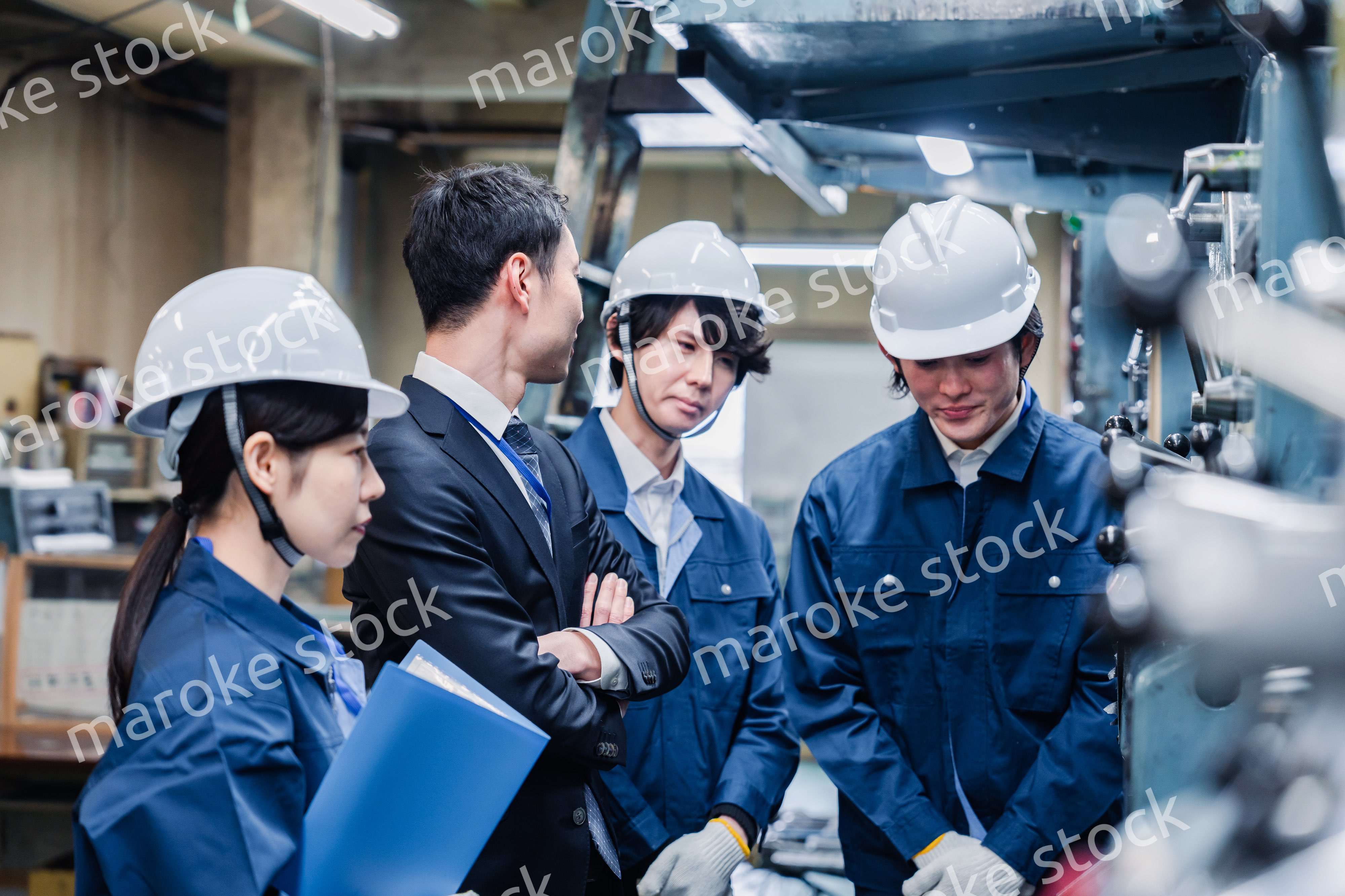 工場の効率化を指示する経営陣