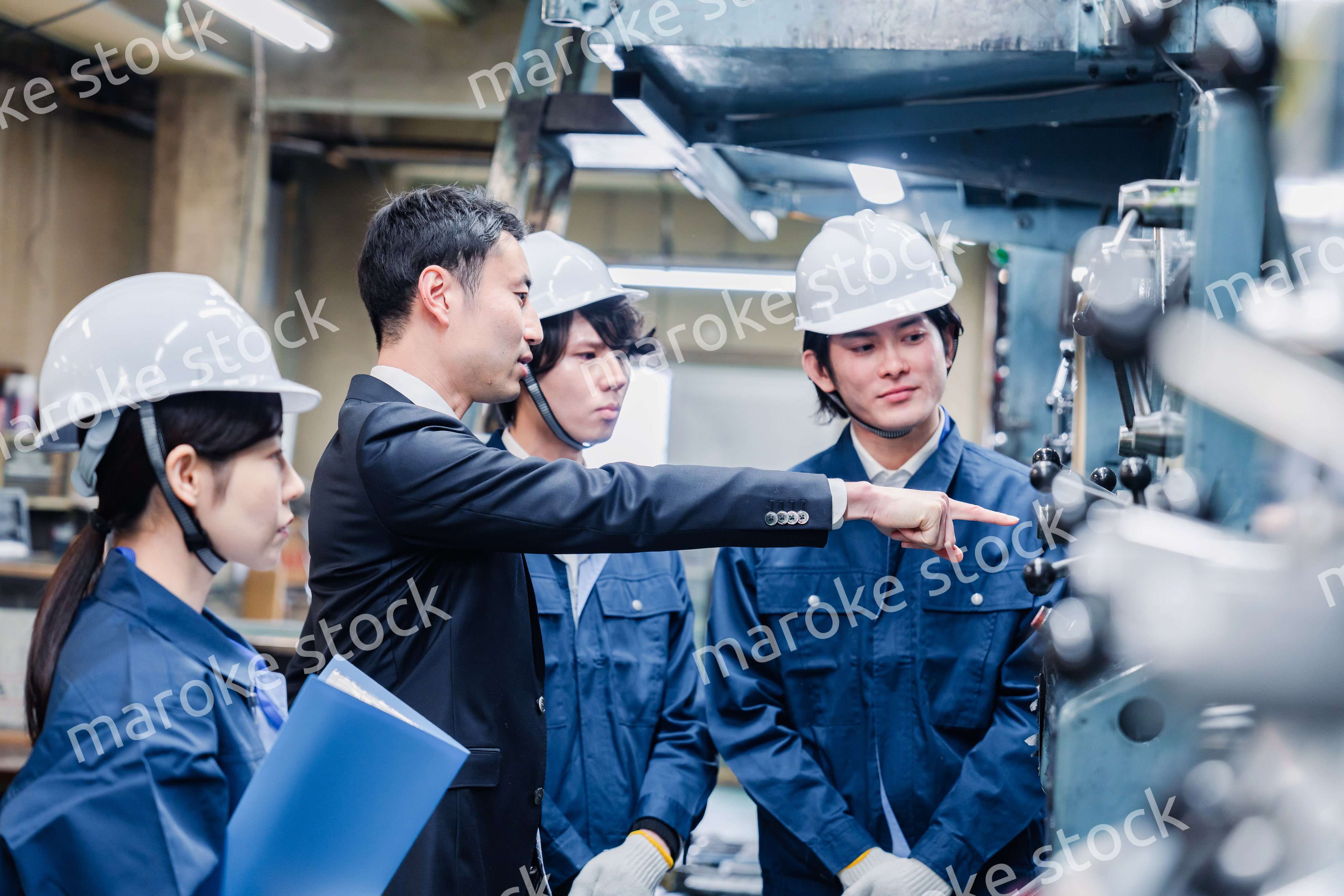 工場の効率化を指示する経営陣