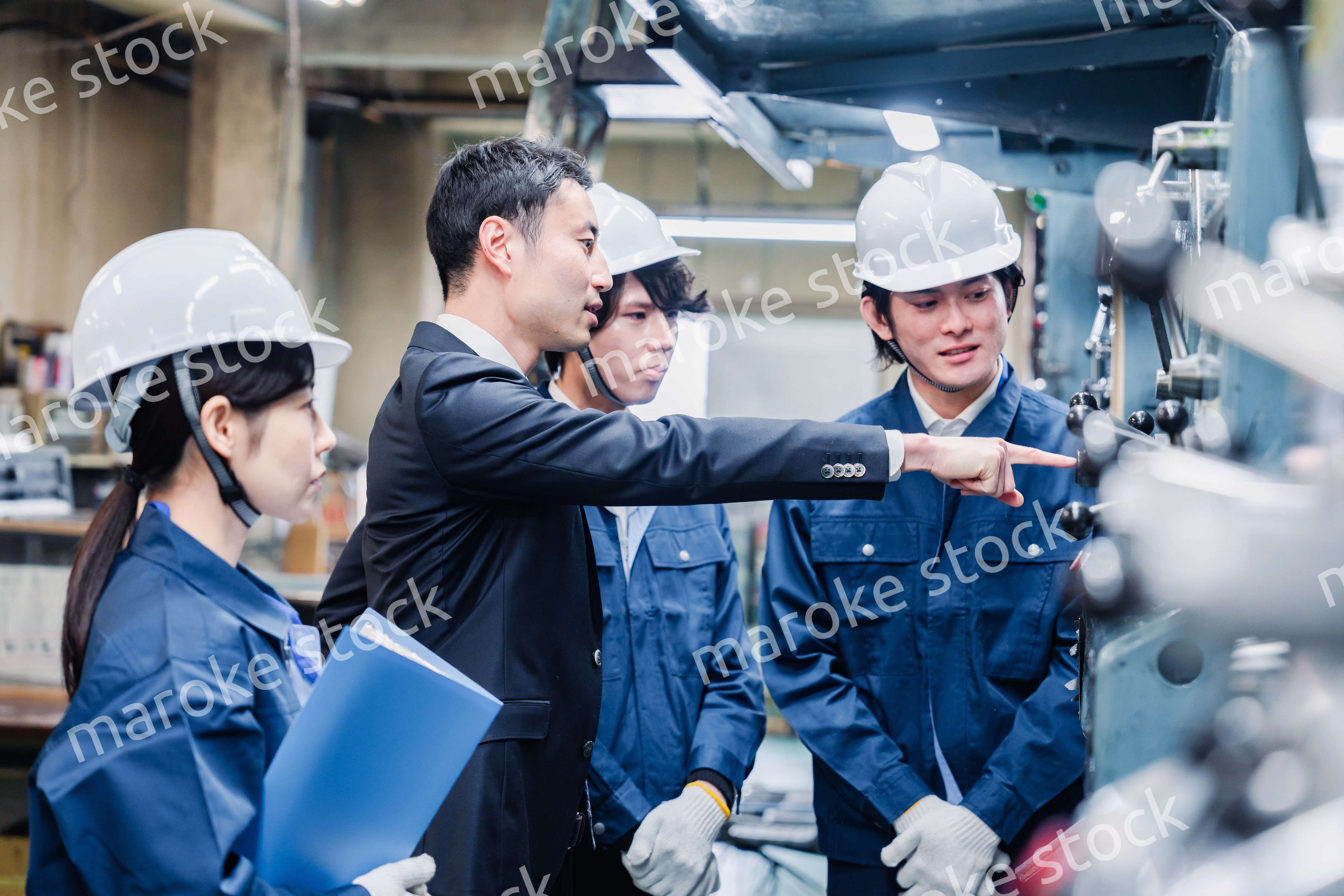 工場の効率化を指示する経営陣