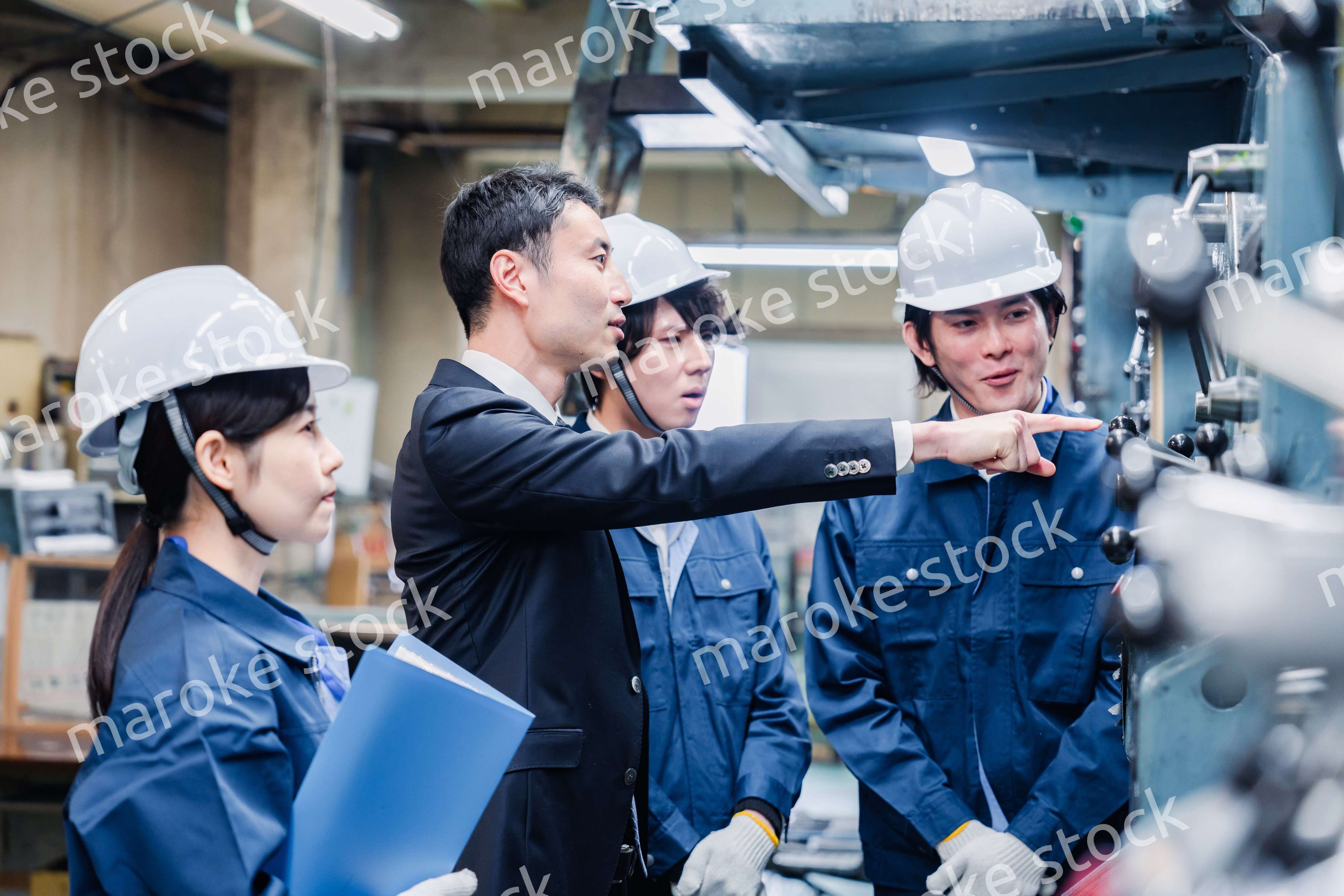 工場の効率化を指示する経営陣