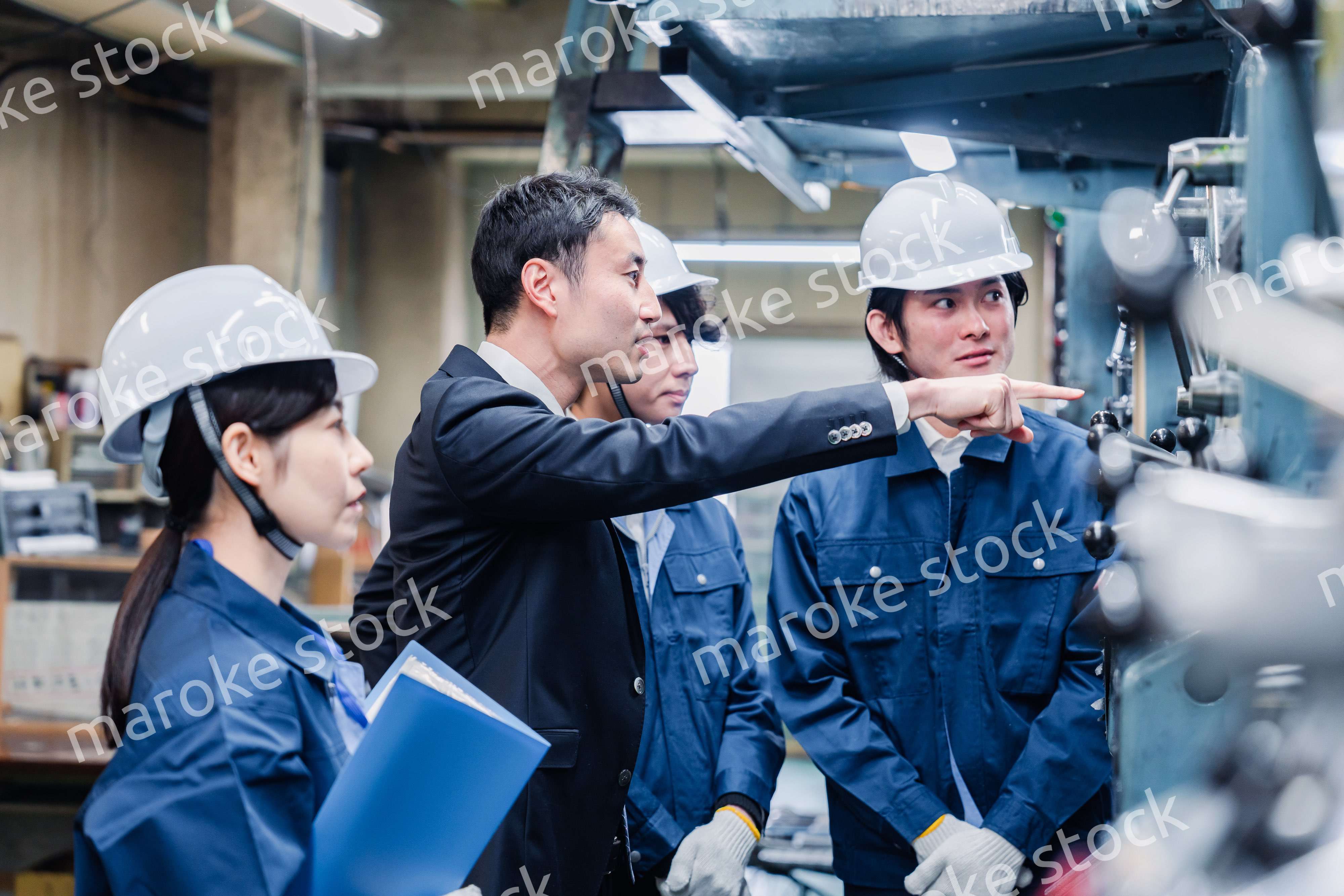 工場の効率化を指示する経営陣