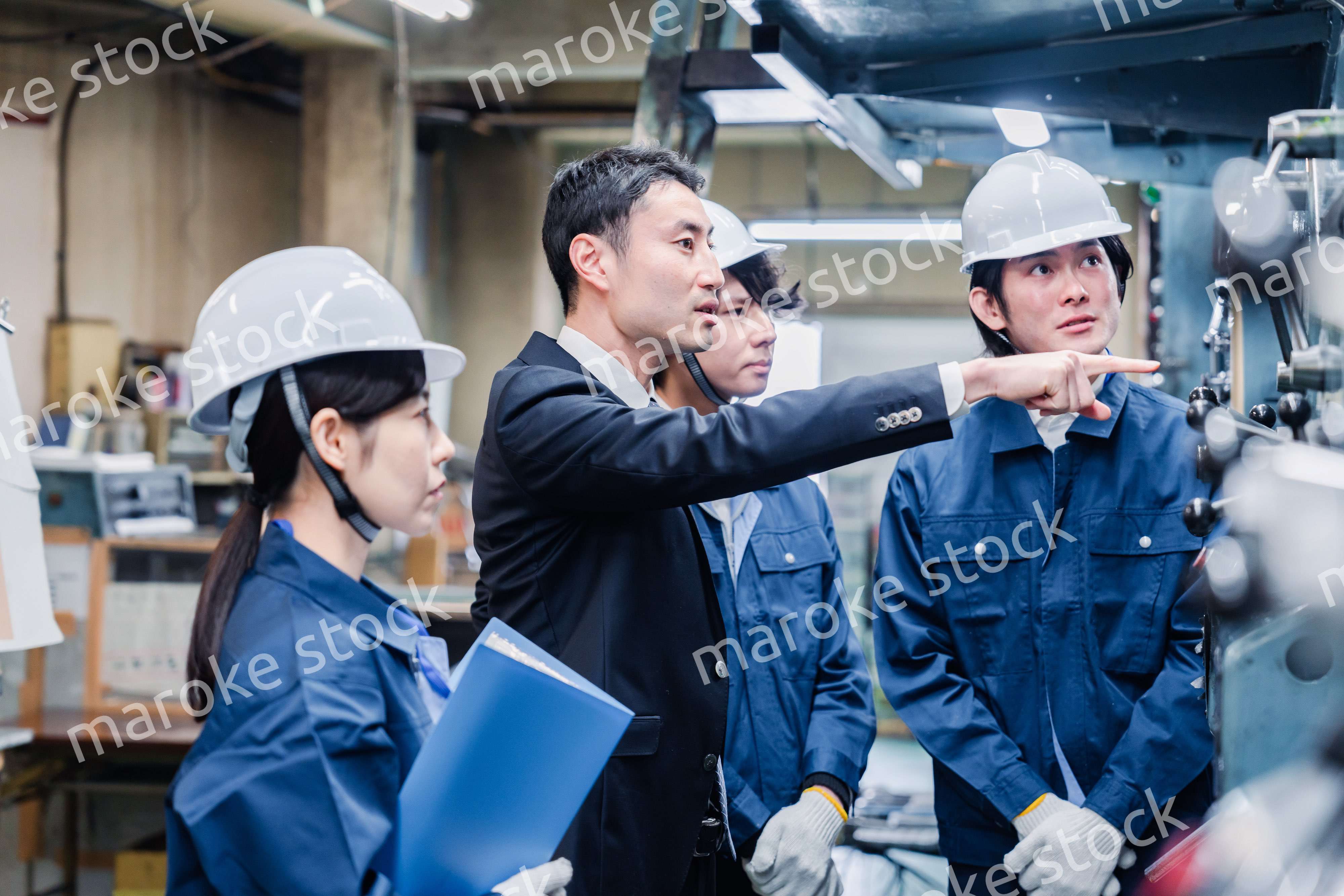 工場の効率化を指示する経営陣