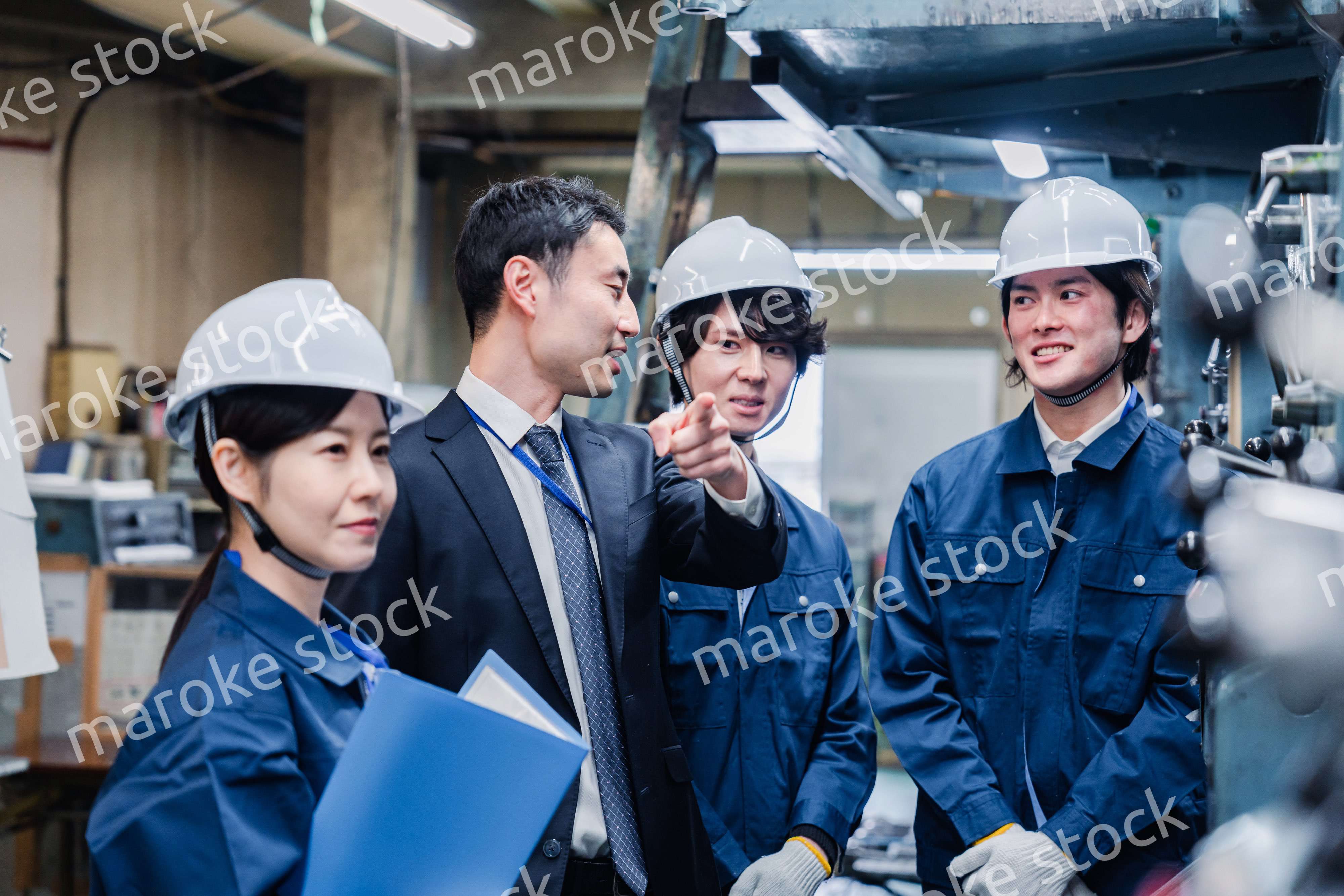 工場の効率化を指示する経営陣