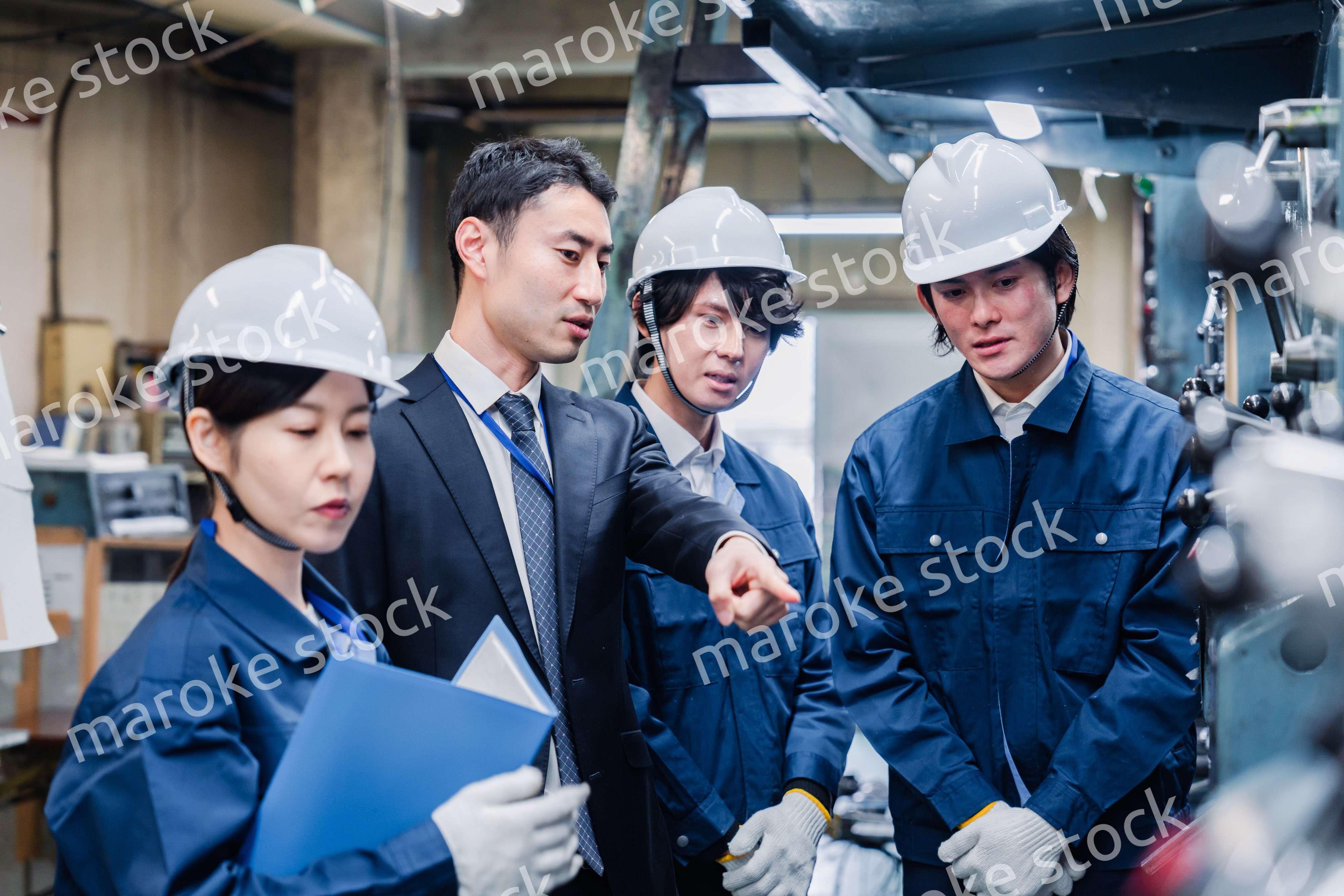 工場の効率化を指示する経営陣