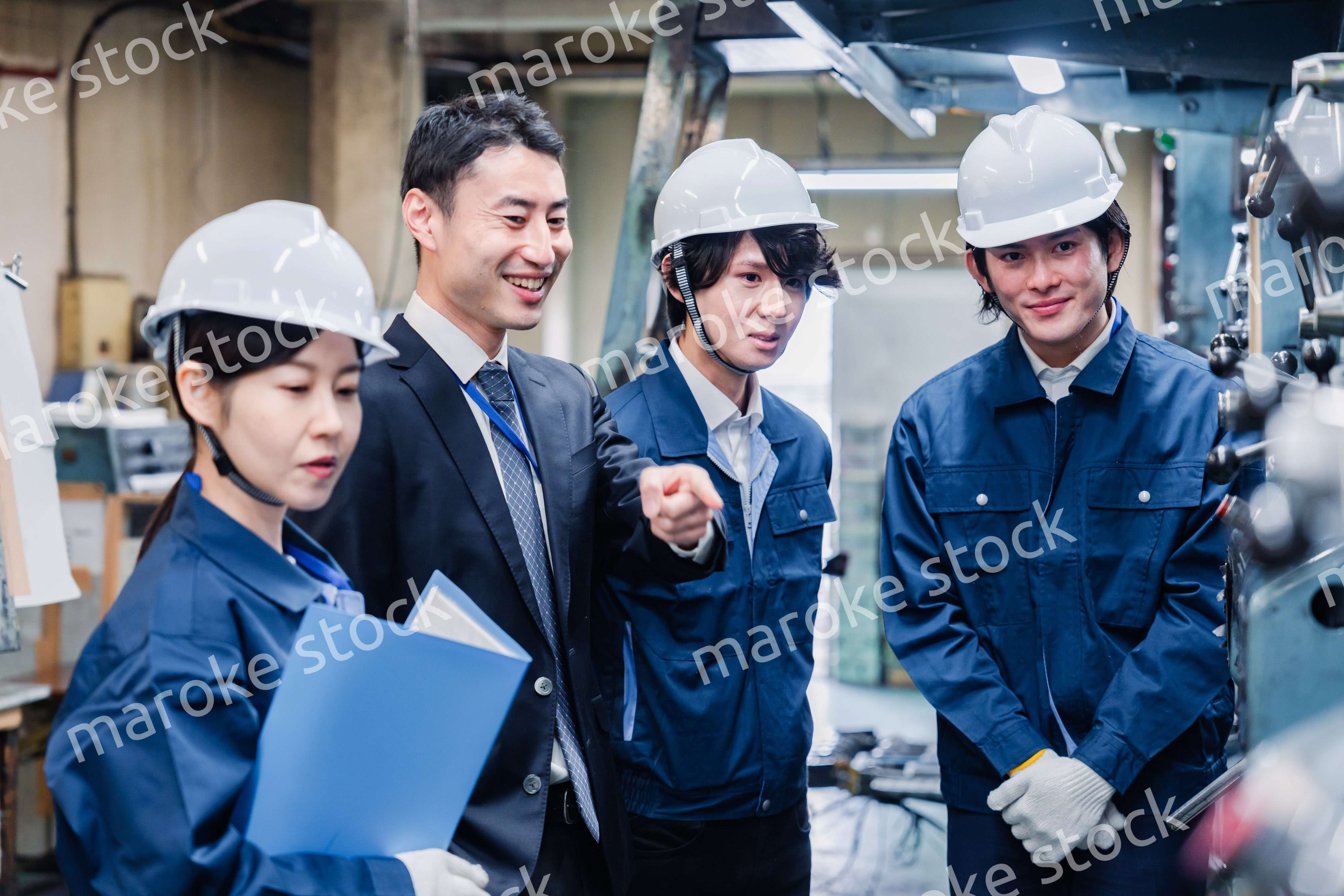 工場の効率化を指示する経営陣