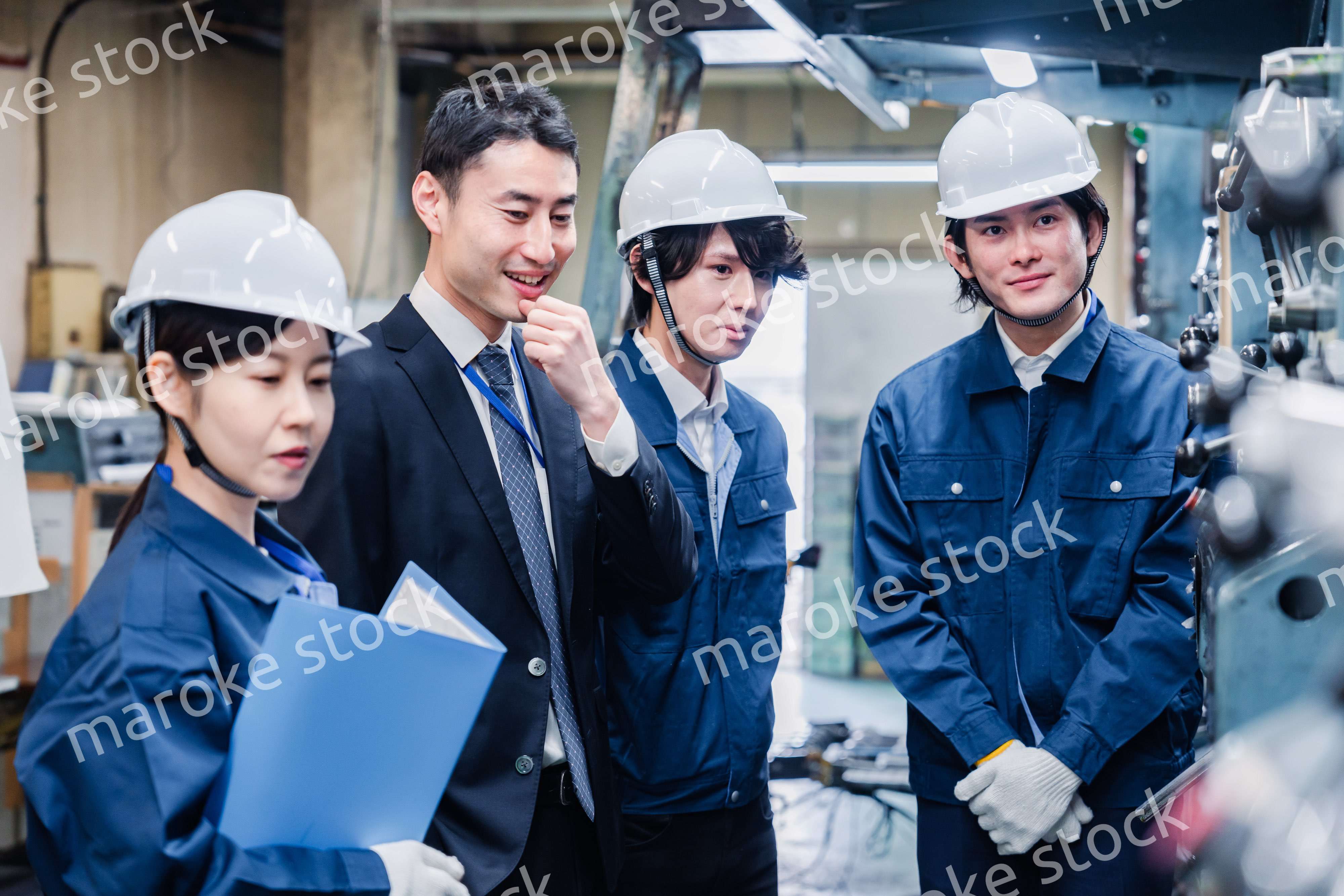 工場の効率化を指示する経営陣