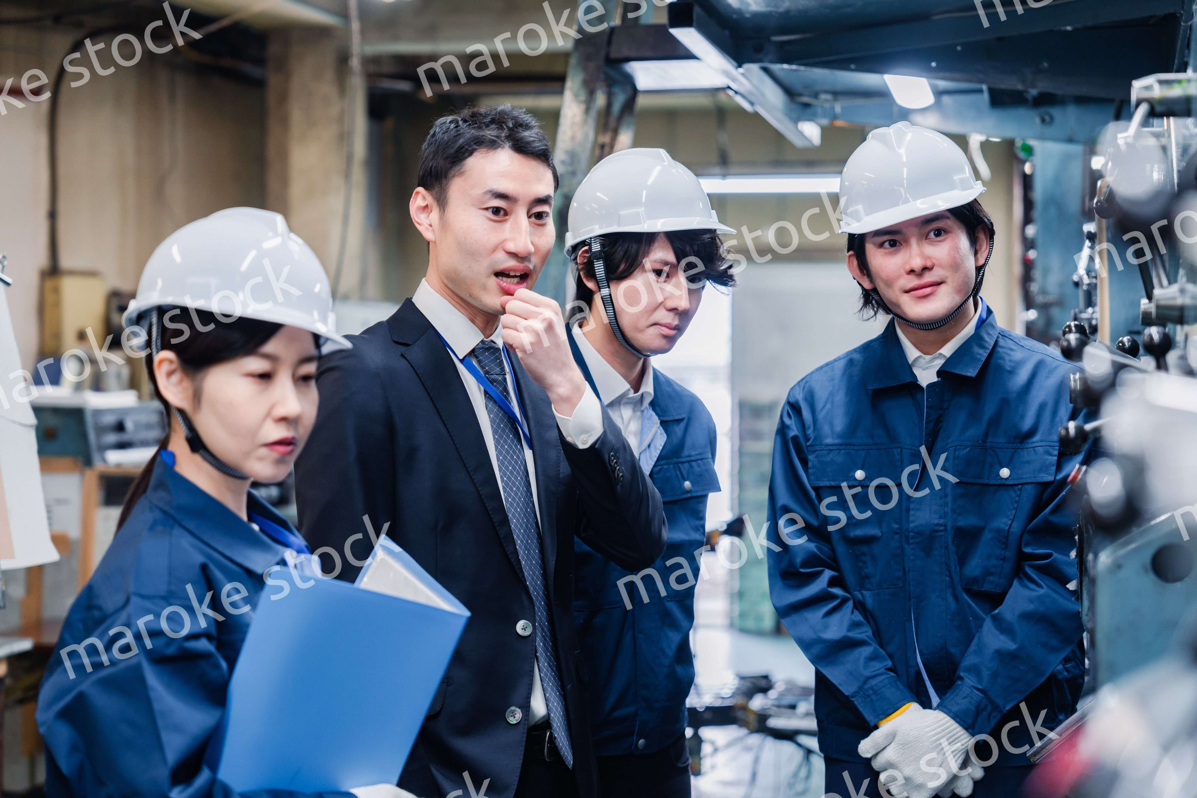 工場の効率化を指示する経営陣