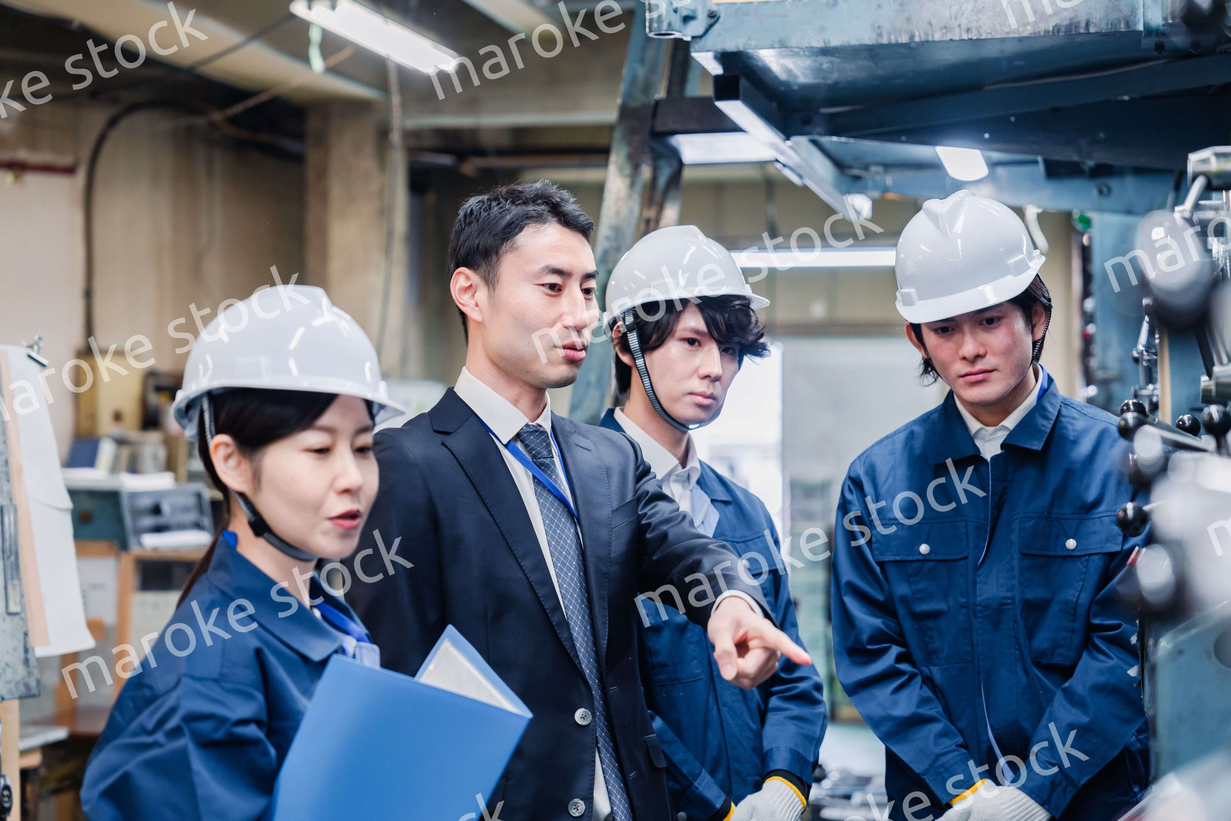 工場の効率化を指示する経営陣