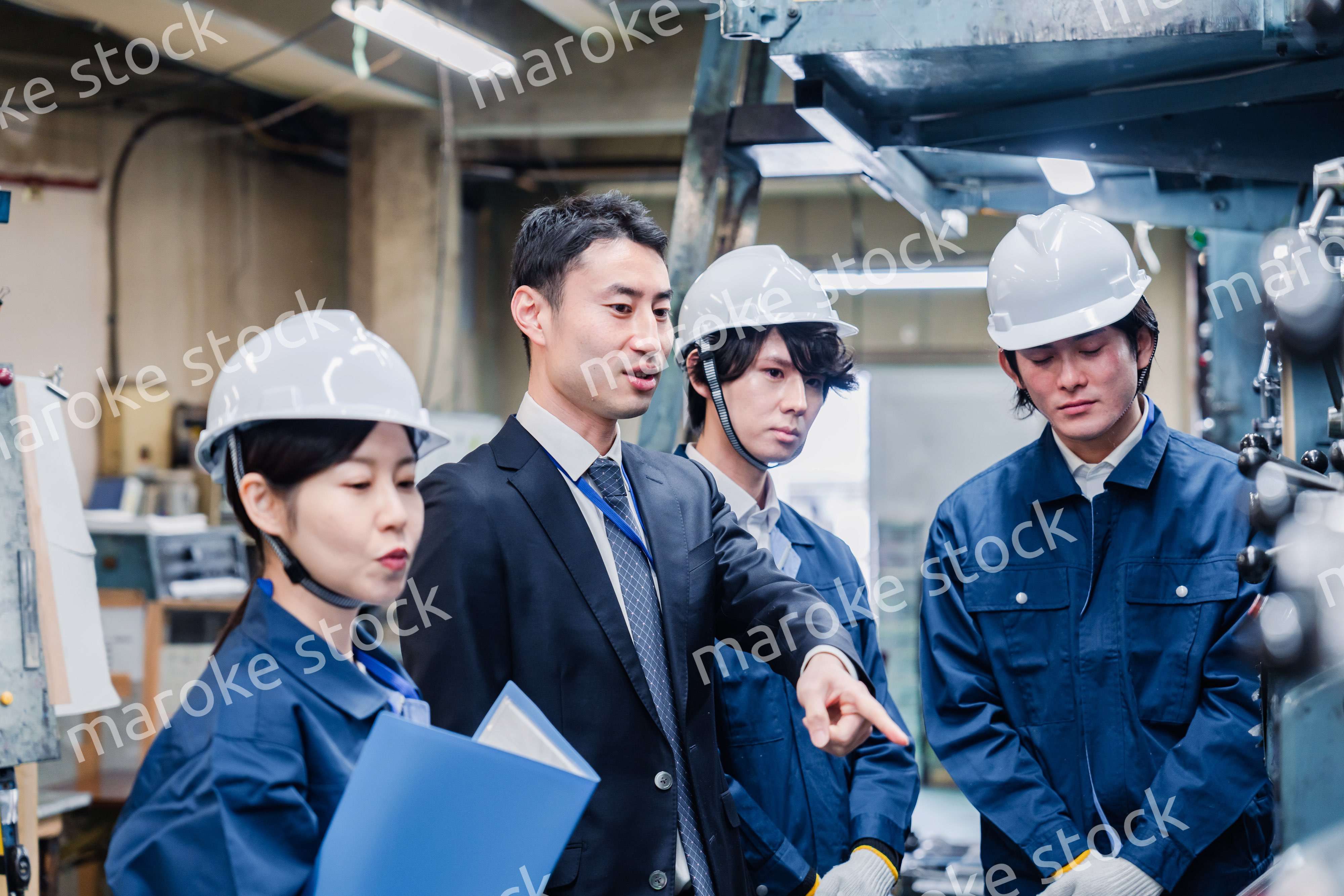 工場の効率化を指示する経営陣