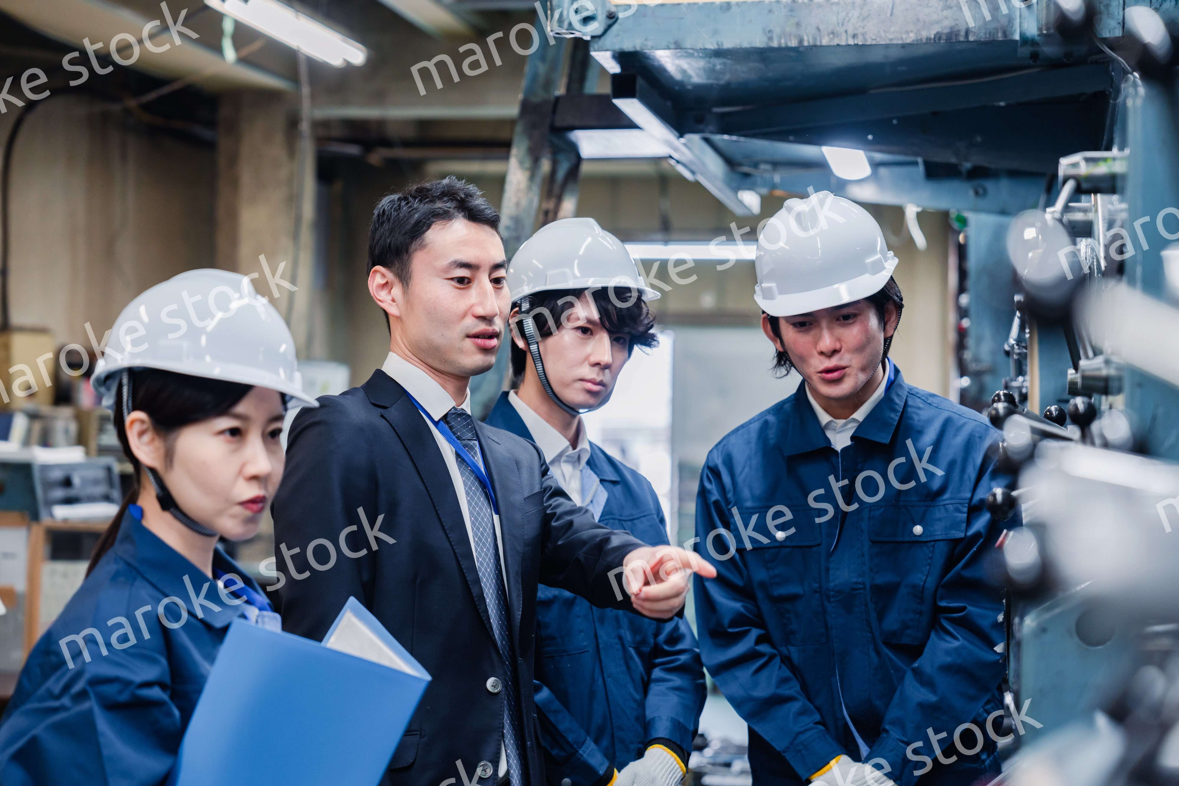 工場の効率化を指示する経営陣