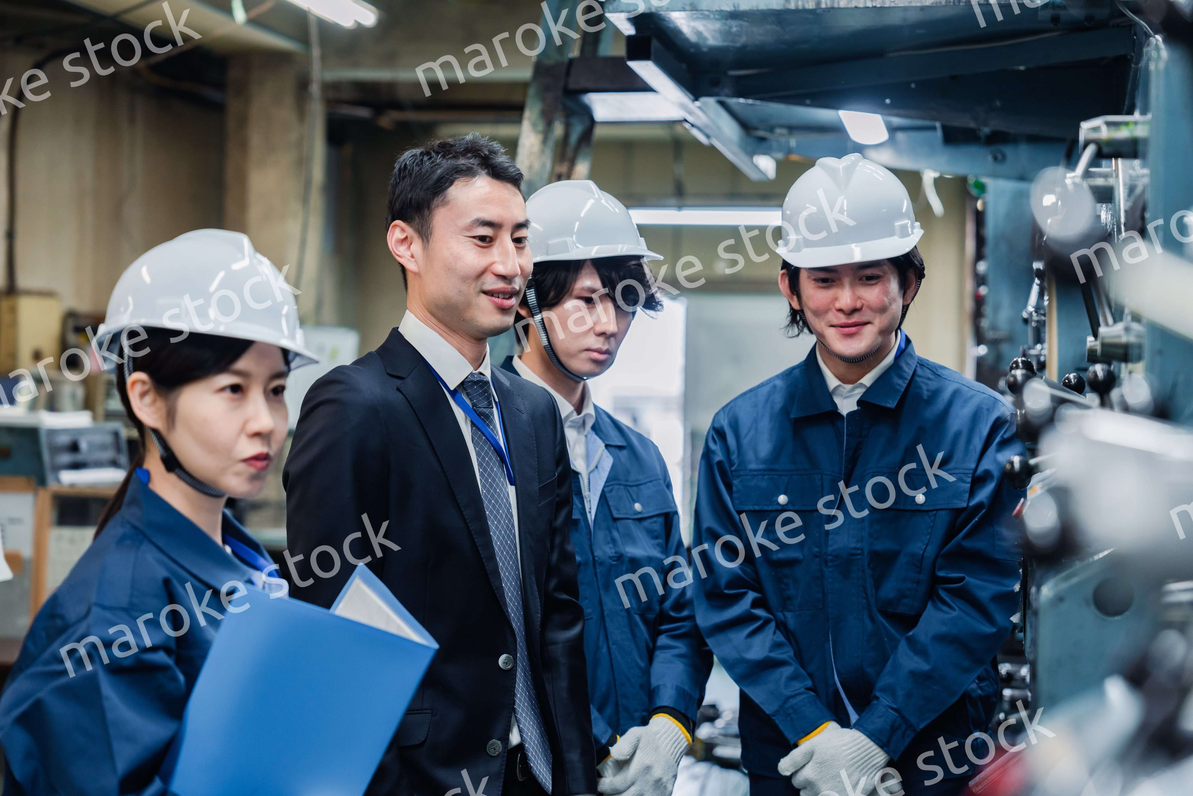 工場を視察するビジネスマン