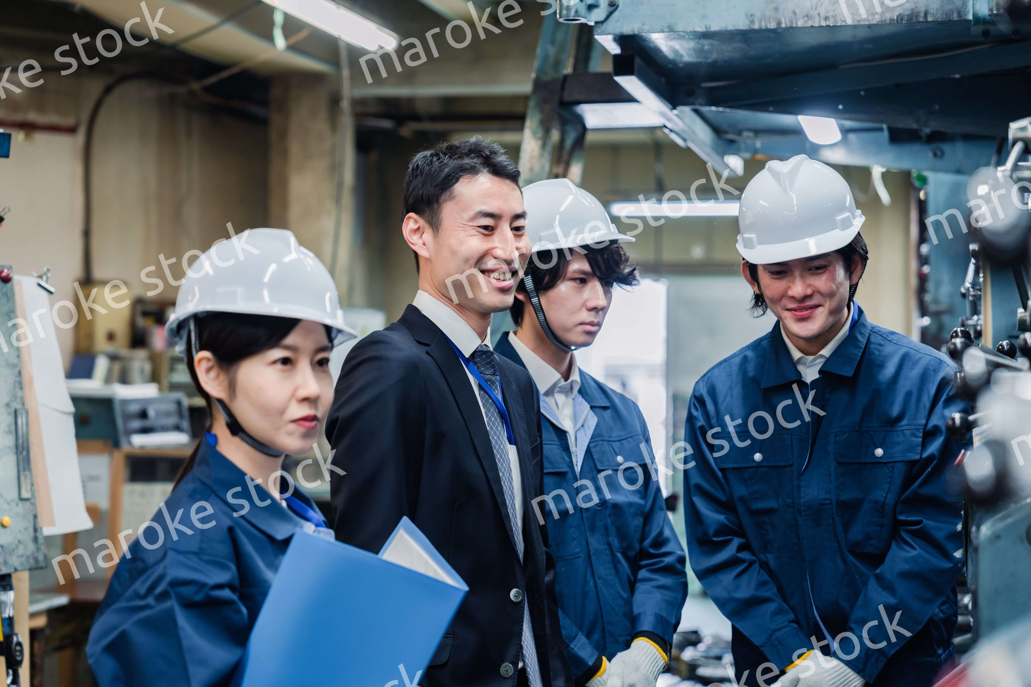 工場を視察するビジネスマン