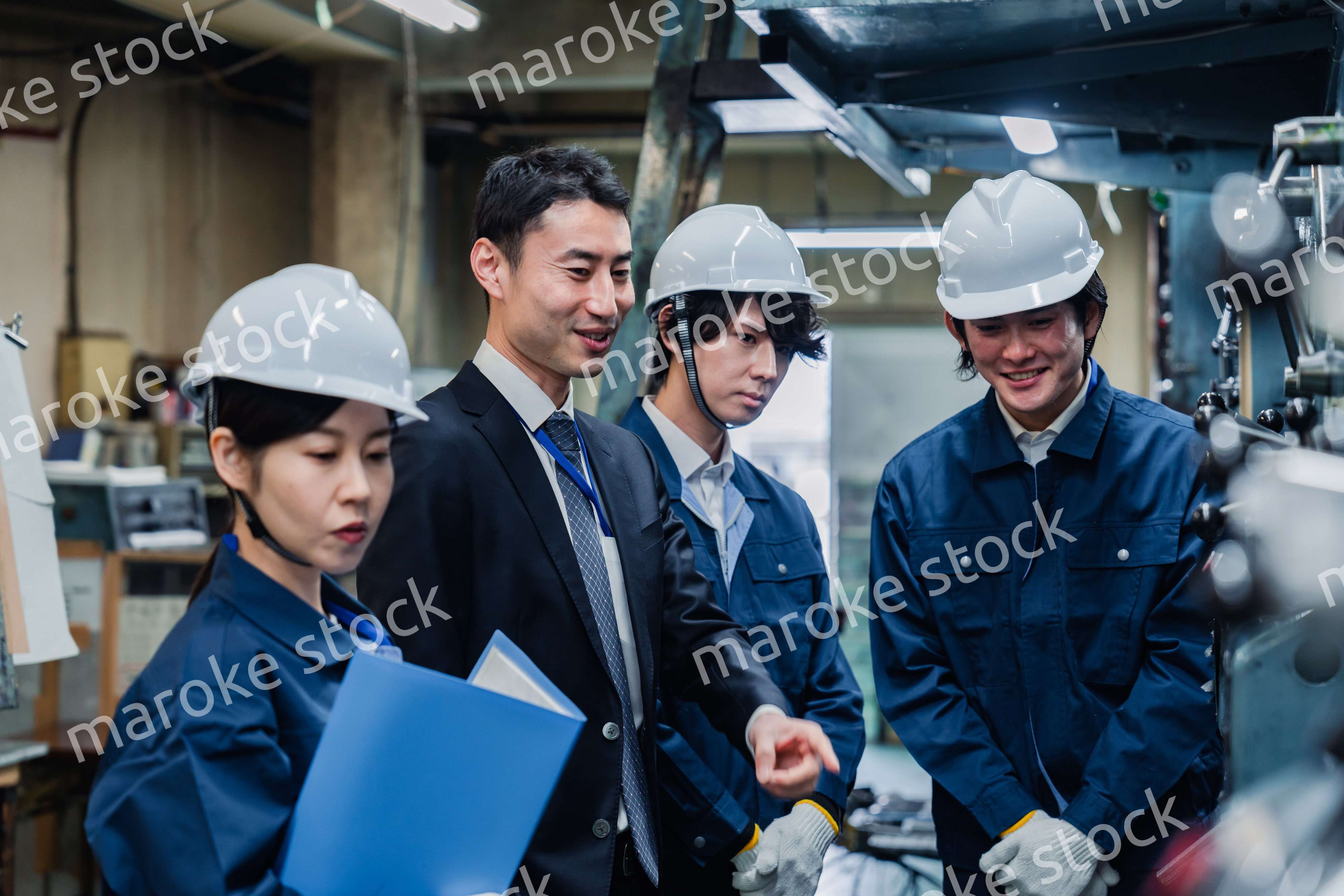 工場を視察するビジネスマン