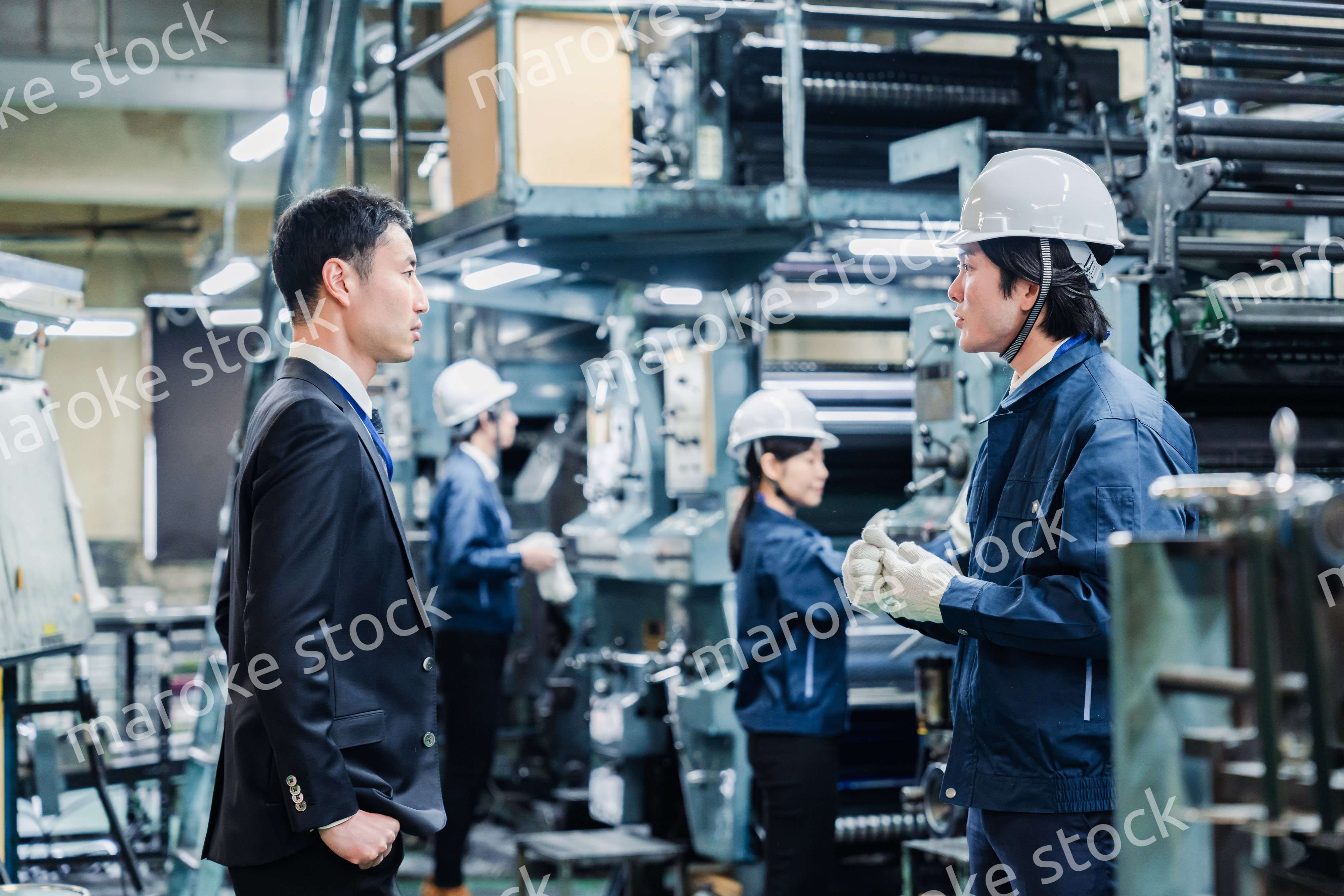 工場を視察するビジネスマン