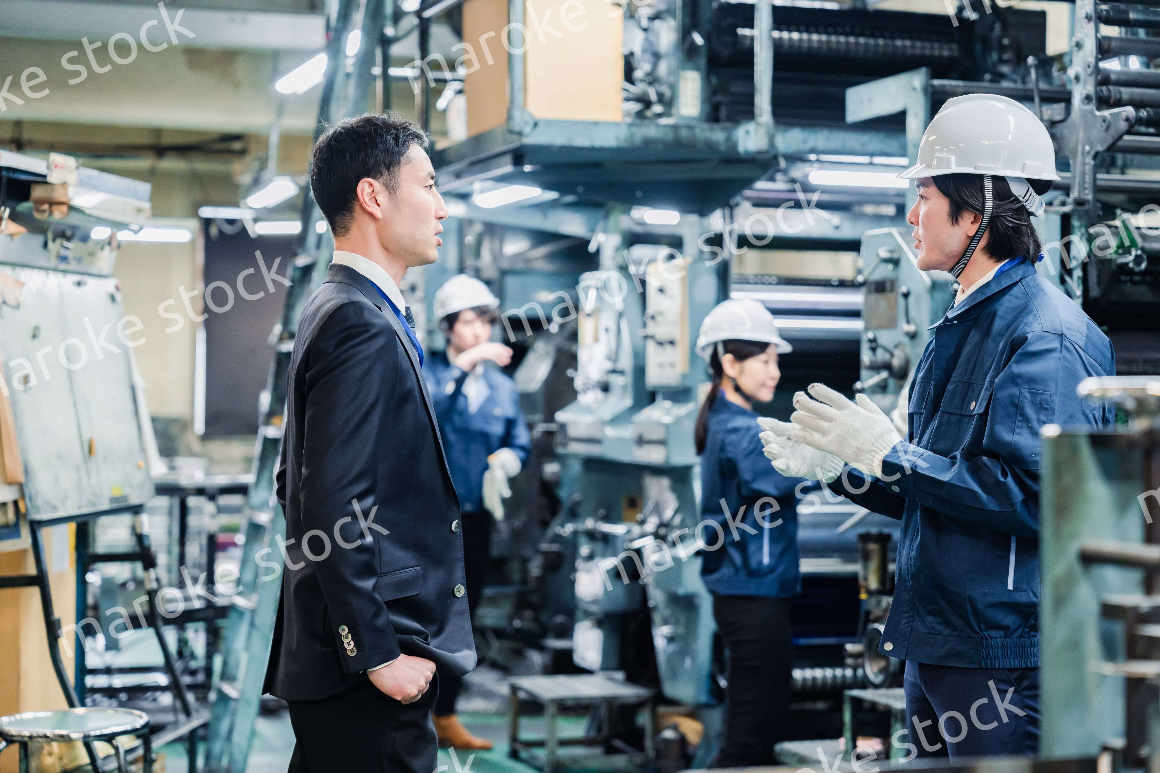 工場を視察するビジネスマン