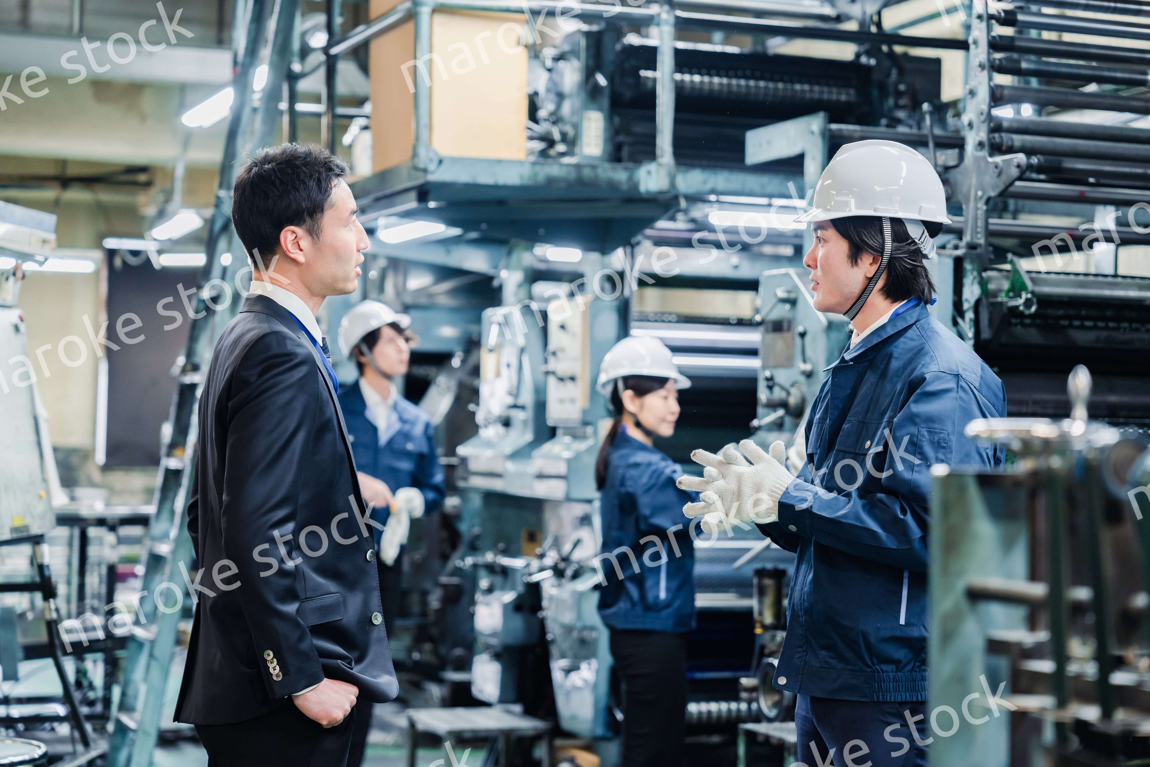 工場を視察するビジネスマン