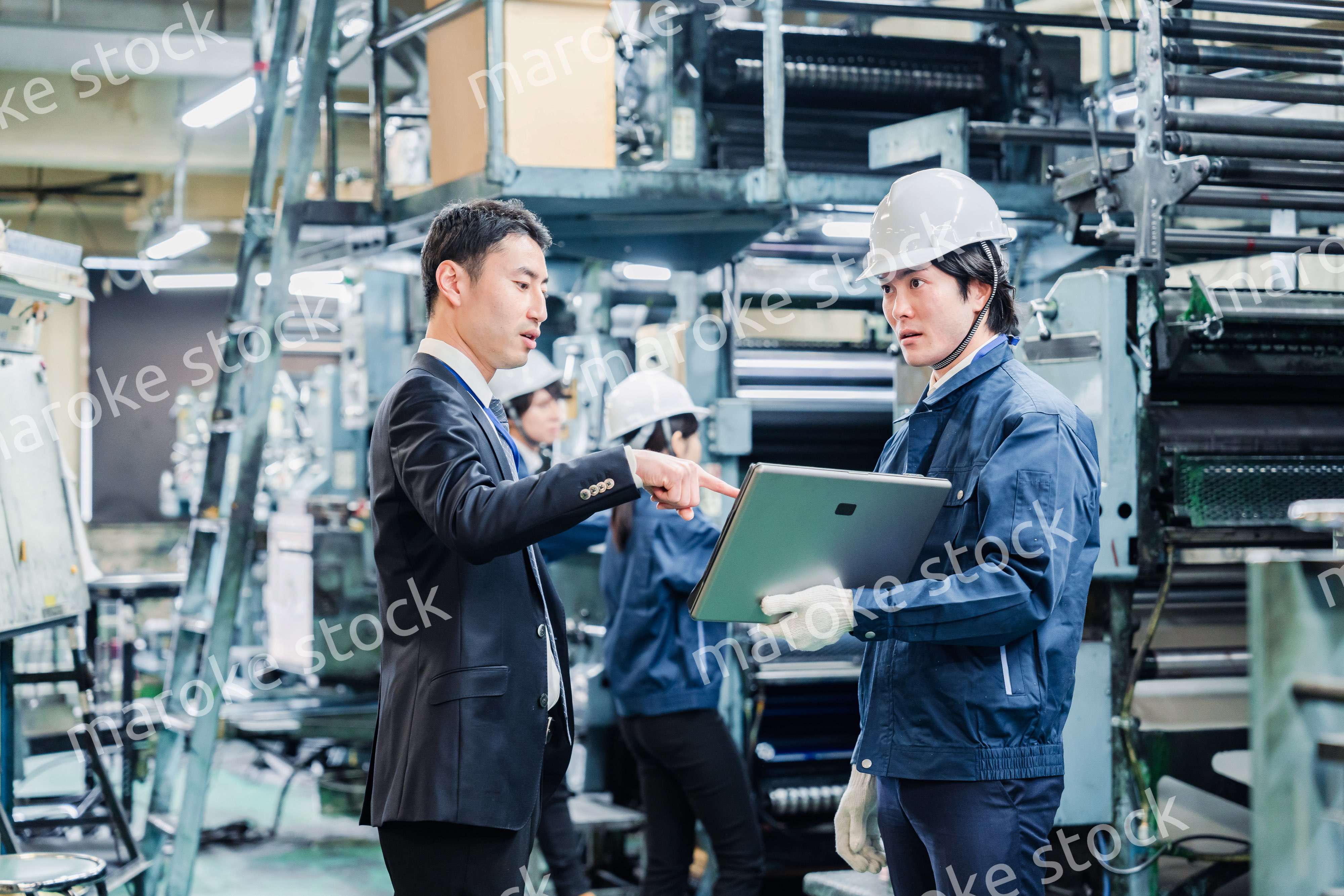 工場を視察するビジネスマン