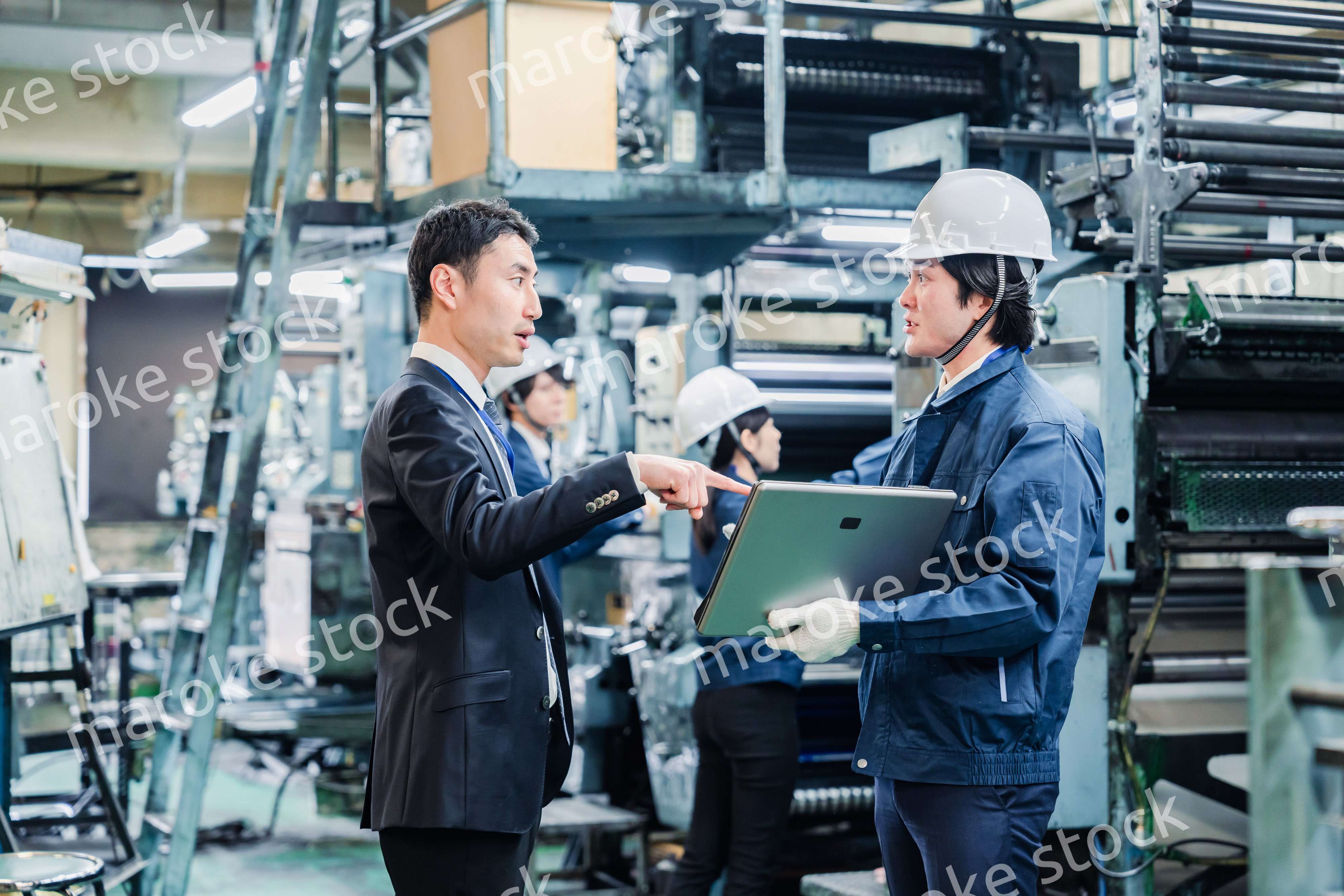 工場を視察するビジネスマン