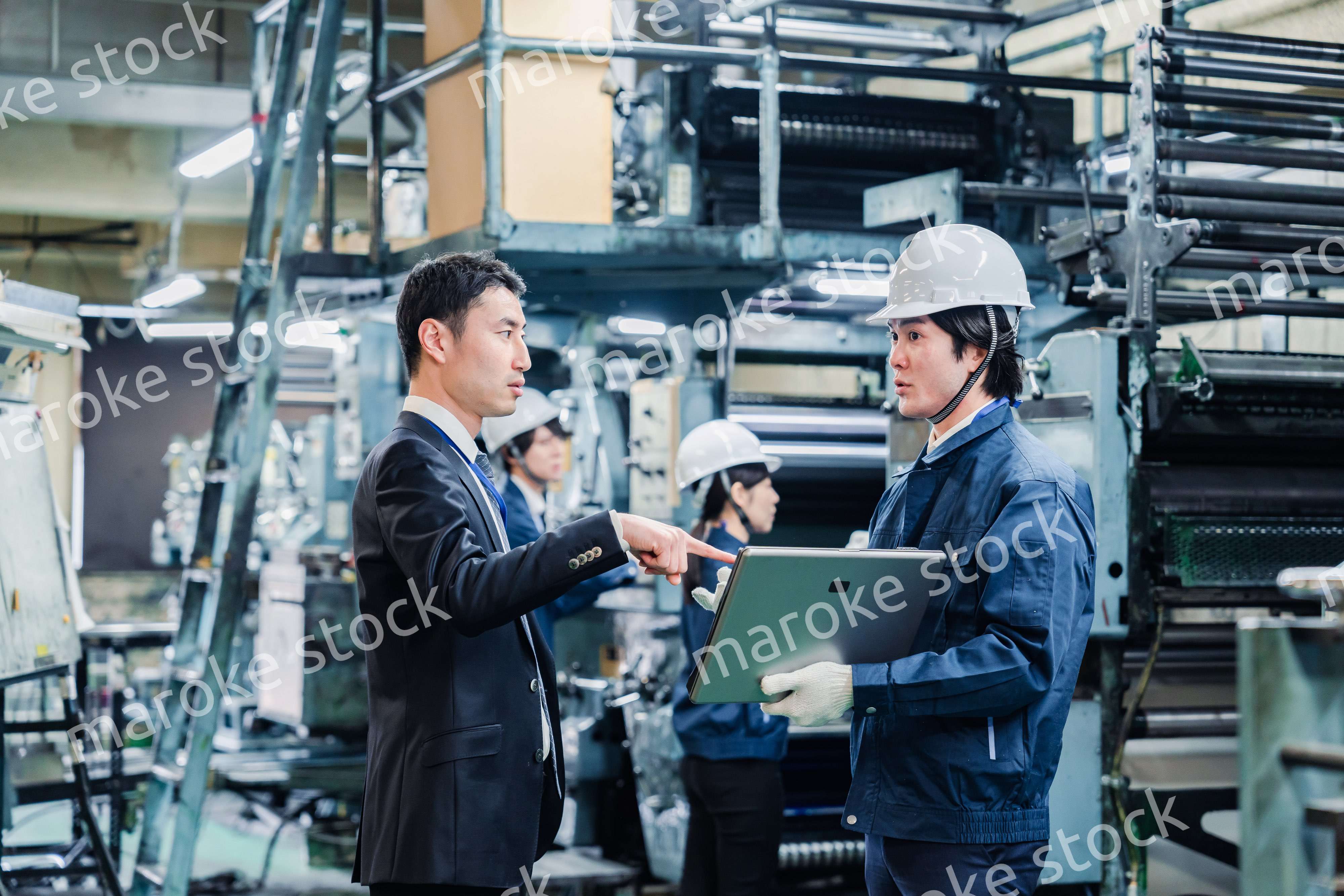 工場を視察するビジネスマン