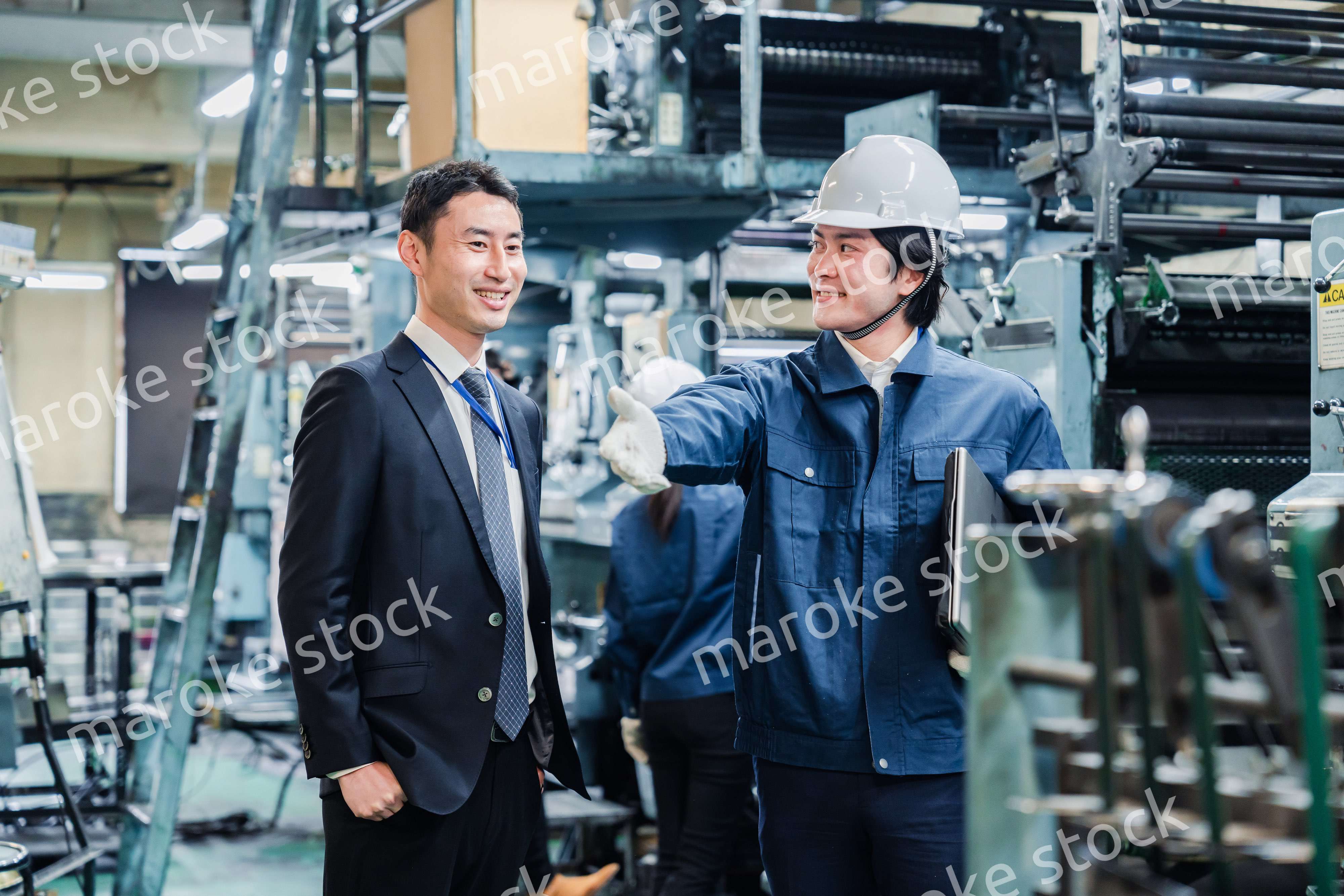 工場を視察するビジネスマン