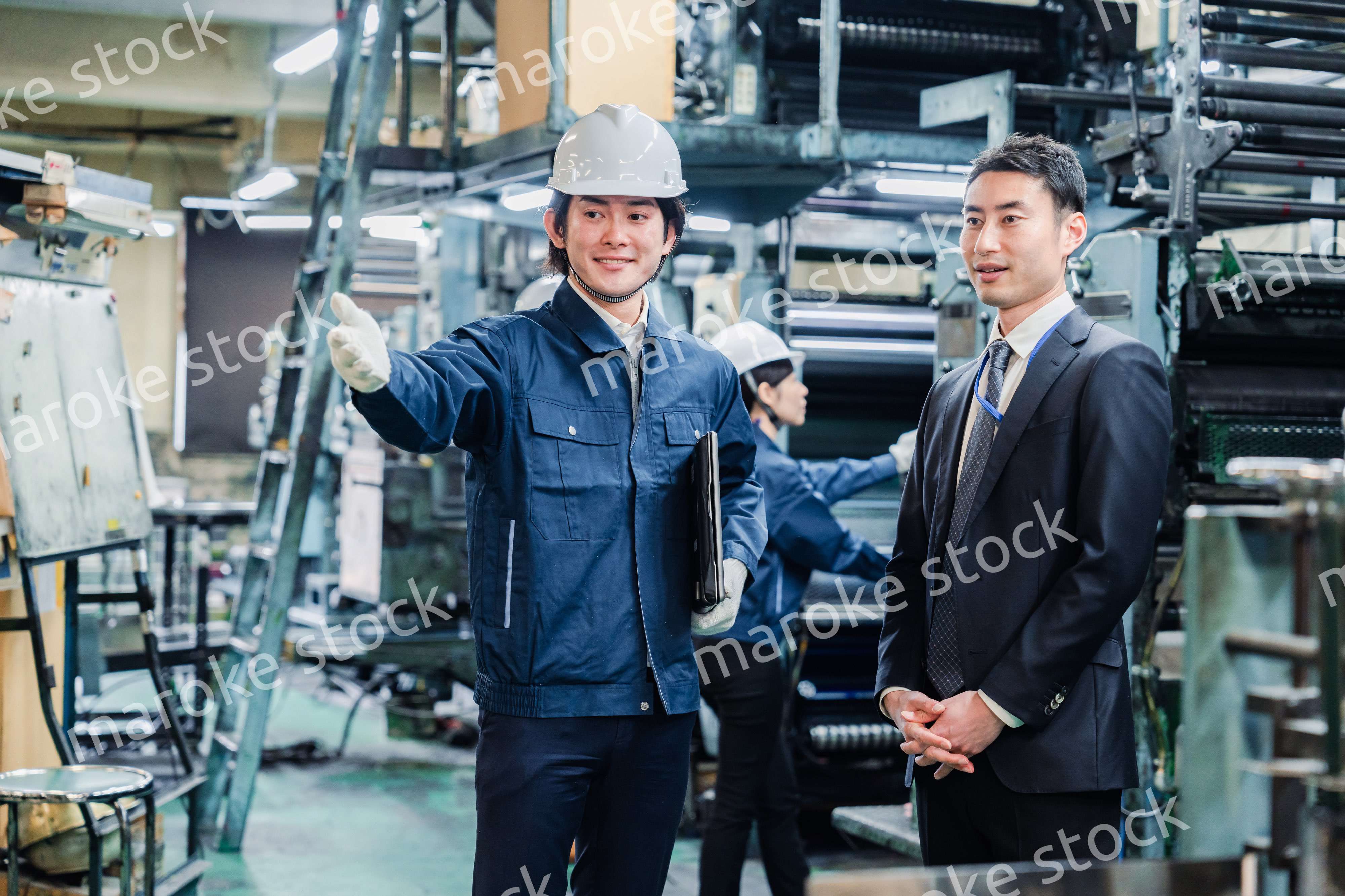 工場を視察するビジネスマン