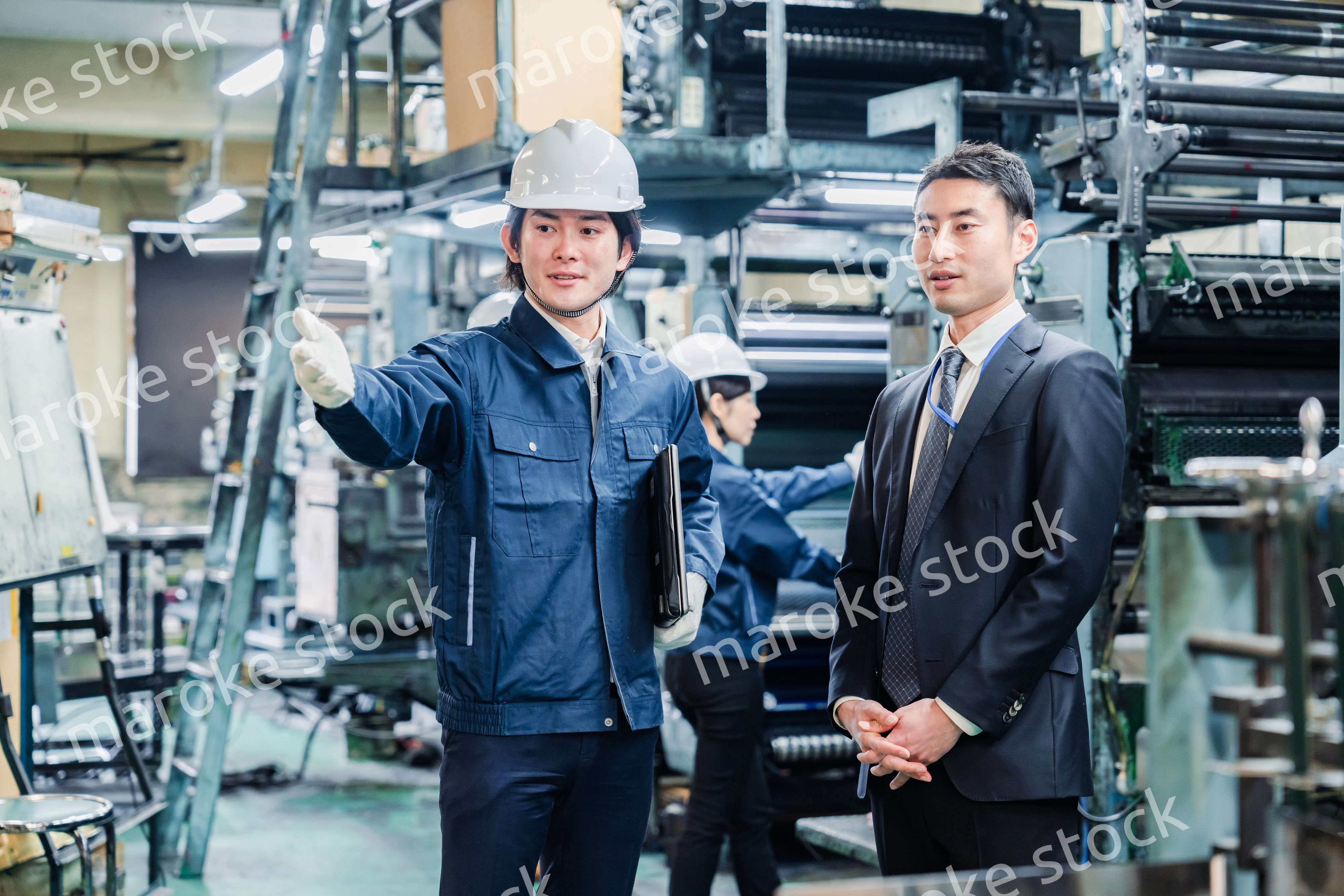 工場を視察するビジネスマン