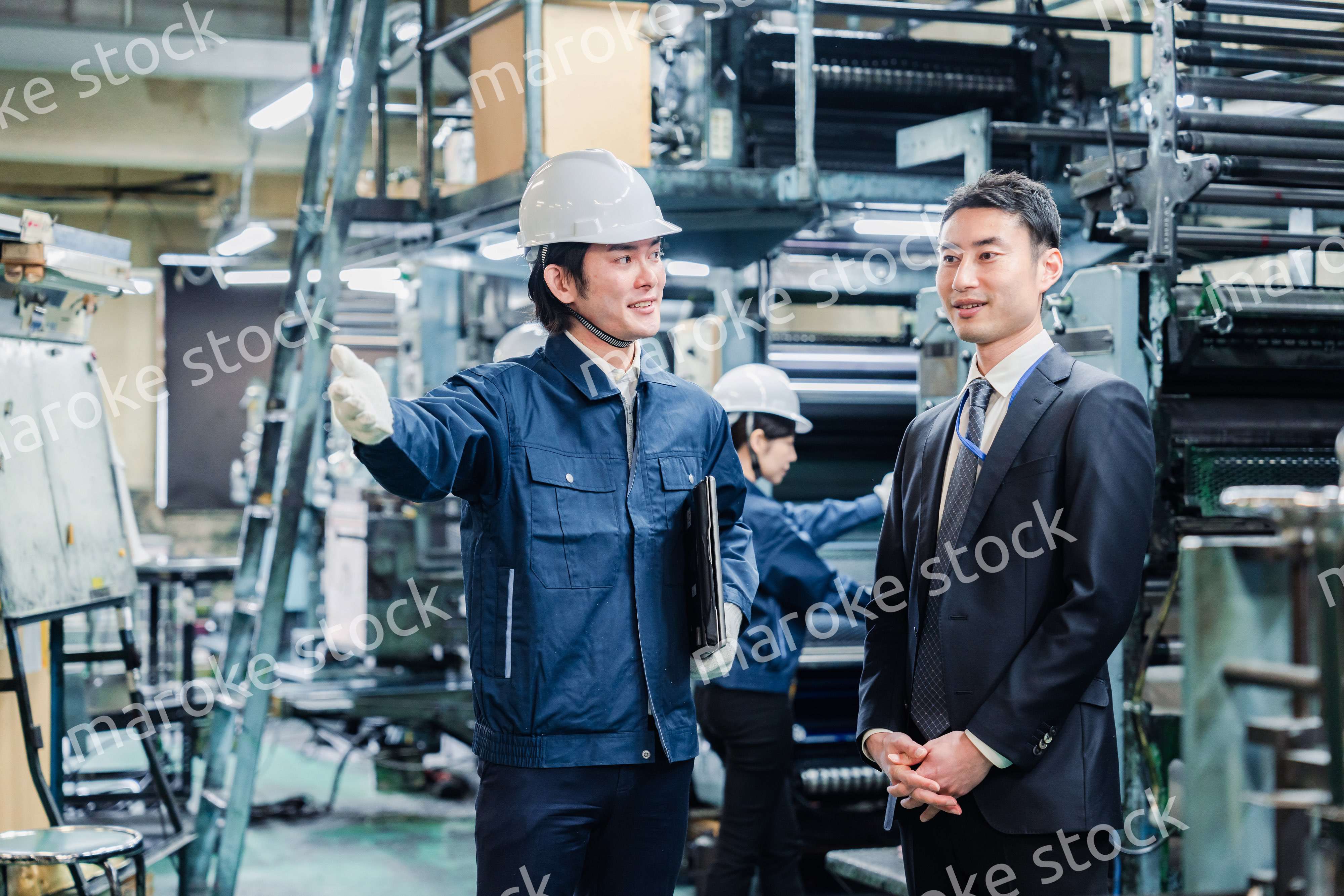 工場を視察するビジネスマン