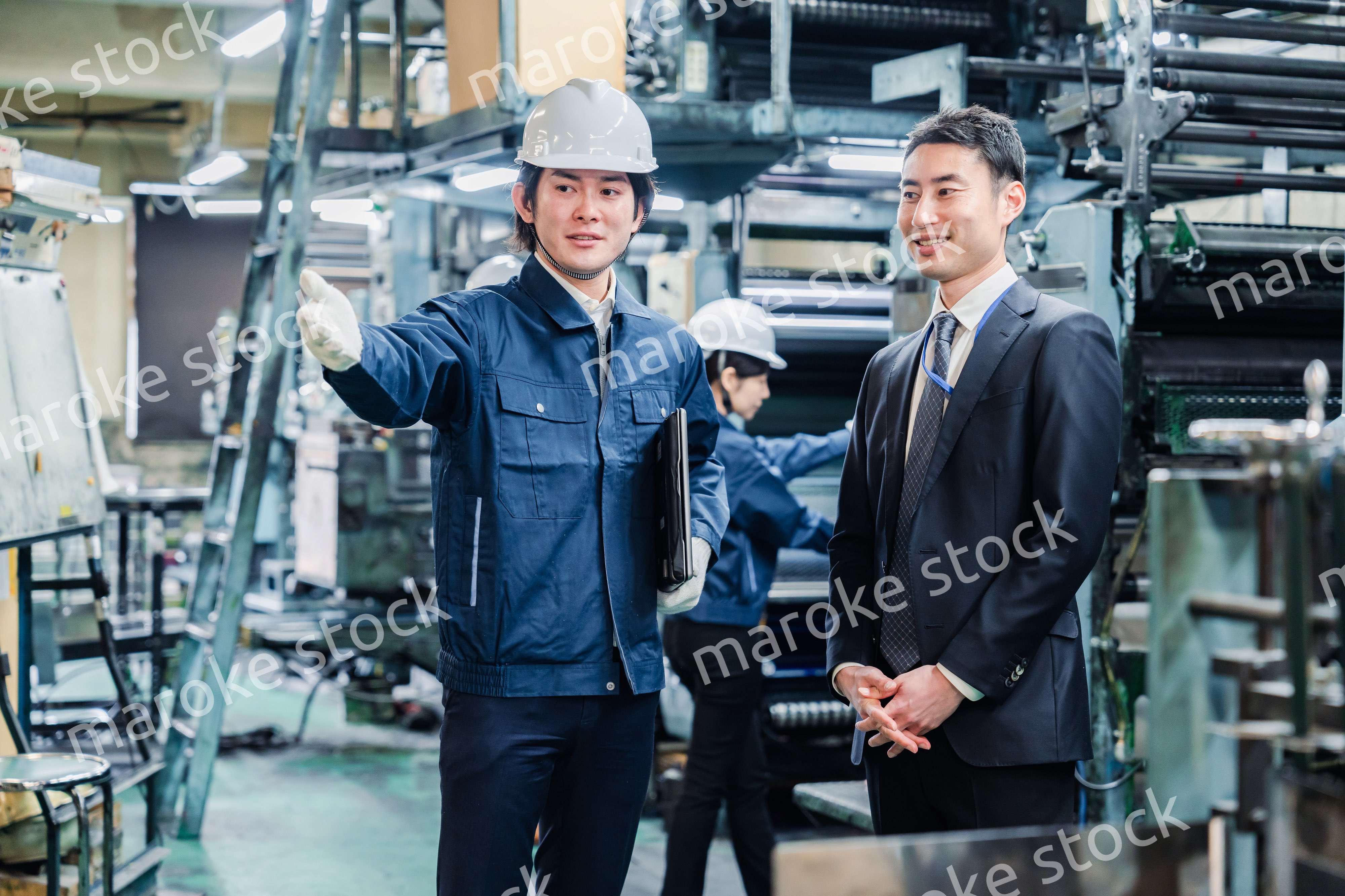 工場を視察するビジネスマン