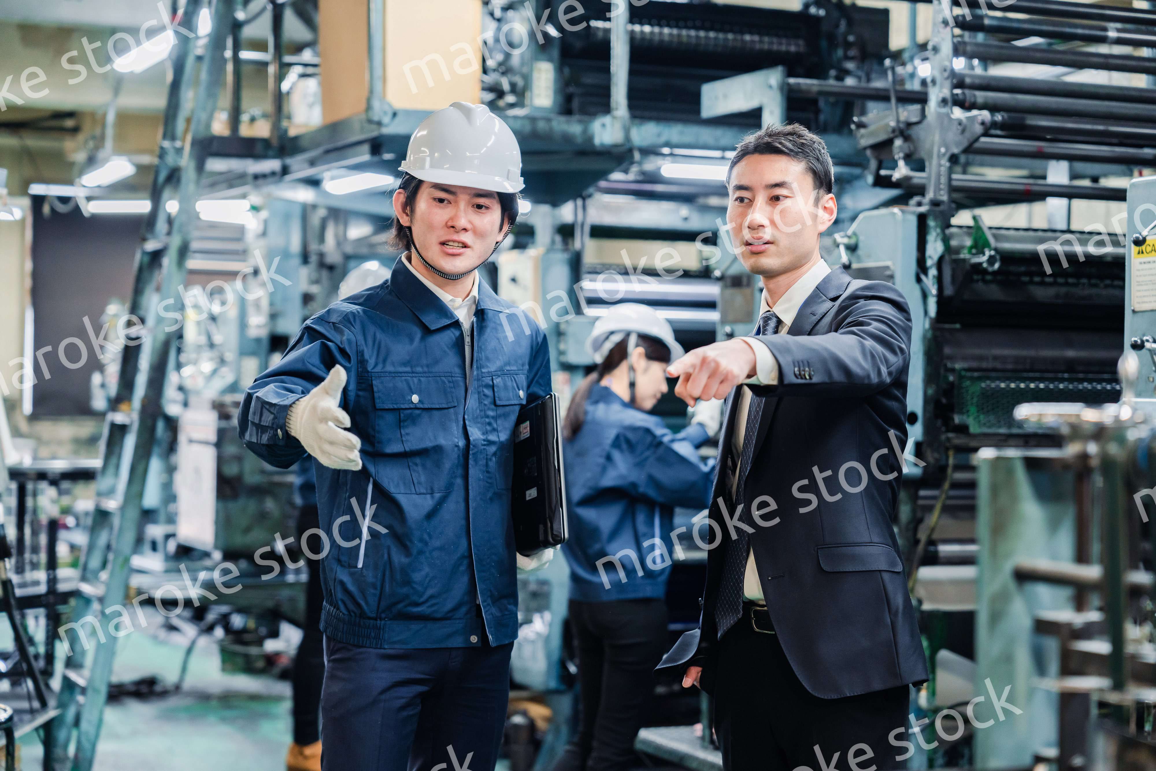 工場を視察するビジネスマン
