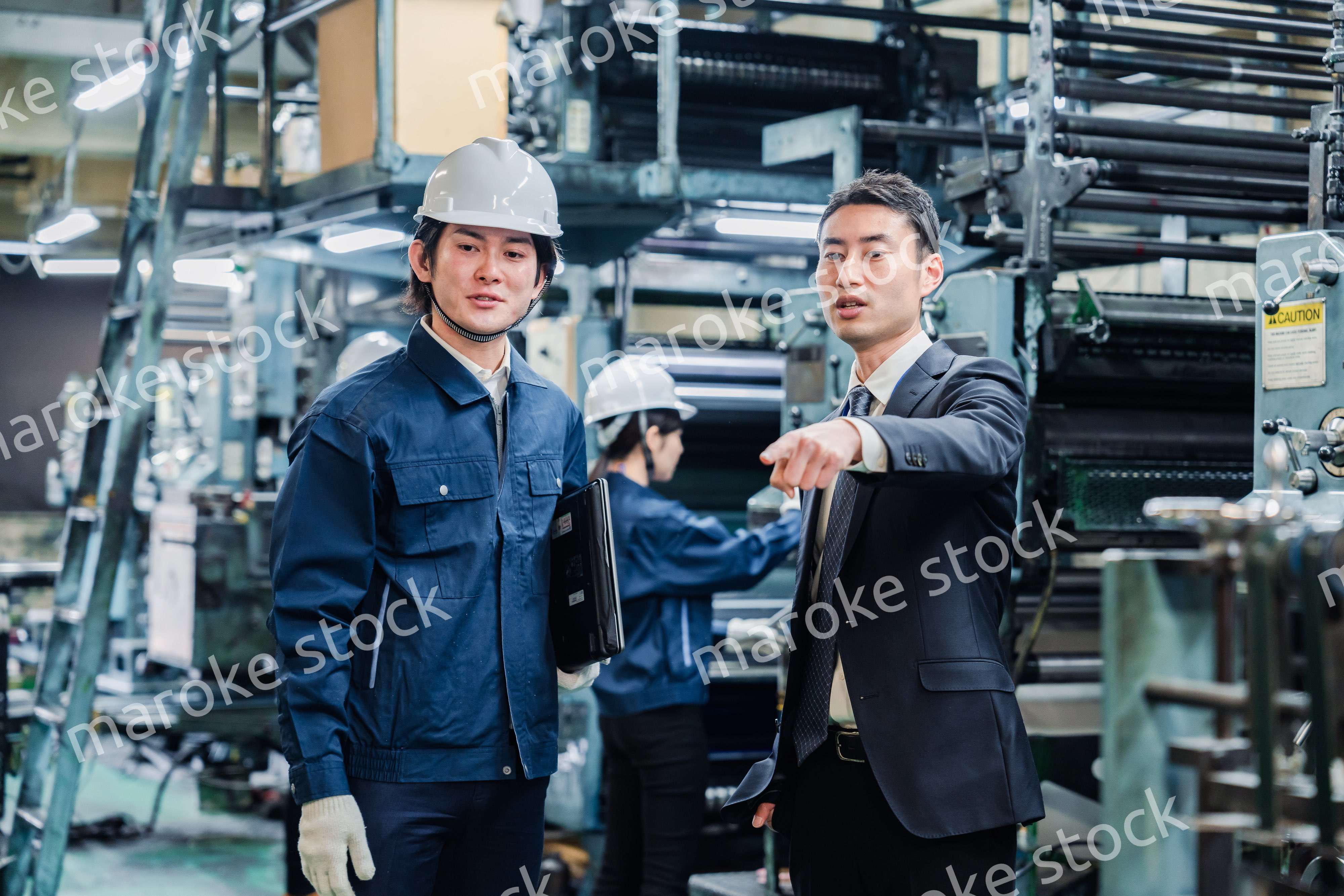 工場を視察するビジネスマン