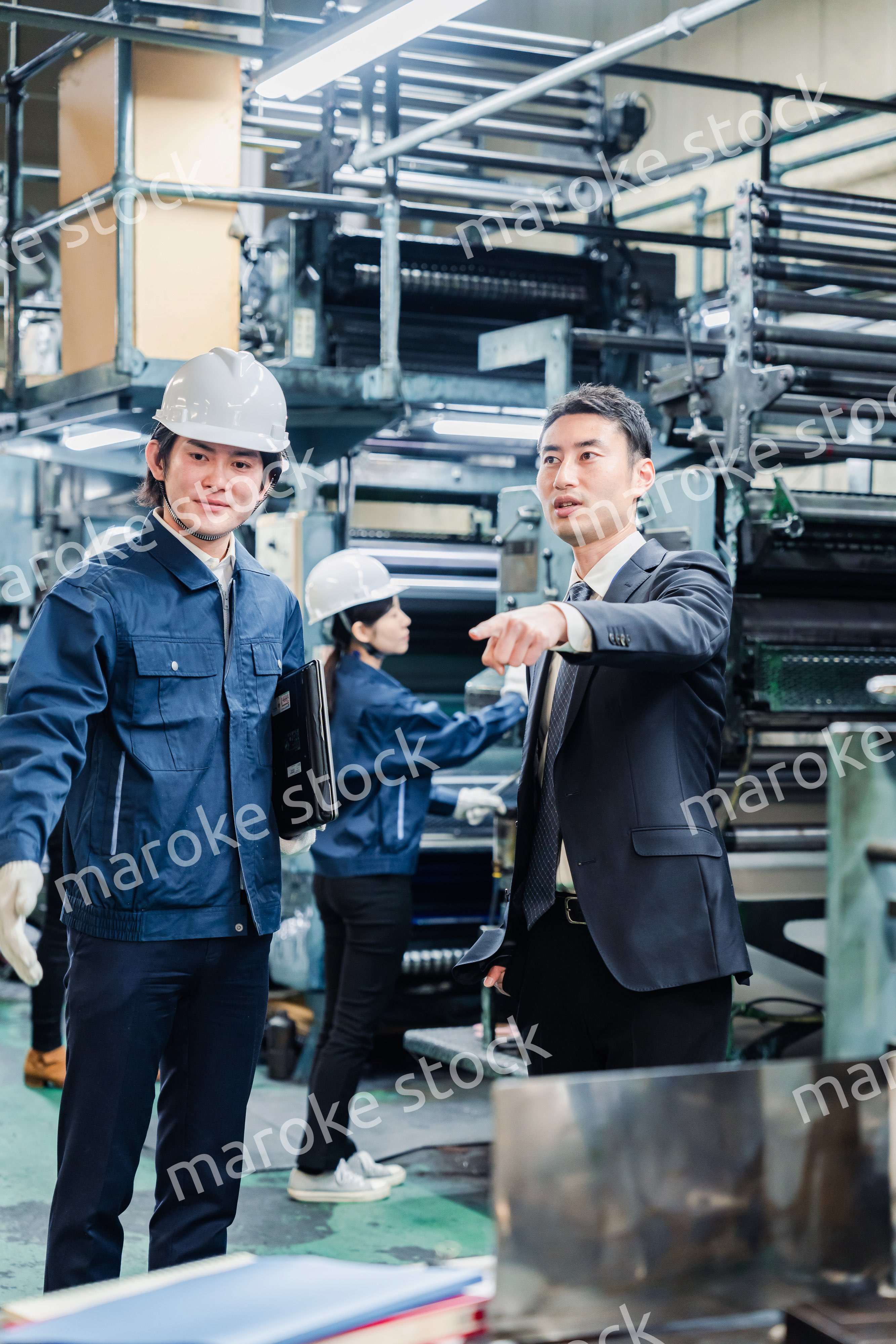 工場を視察するビジネスマン